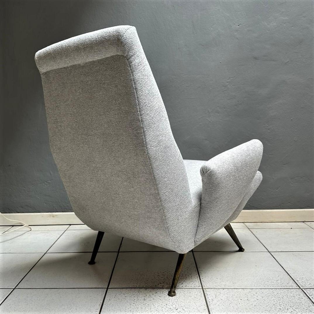 Mid-Century Modern Armchair Design by Nino Zoncada Brass Feet Light Gray Fabric  In Good Condition For Sale In Milan, IT