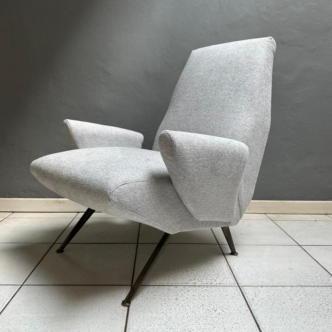 Mid-Century Modern Armchair Design by Nino Zoncada Brass Feet Light Gray Fabric For Sale 1