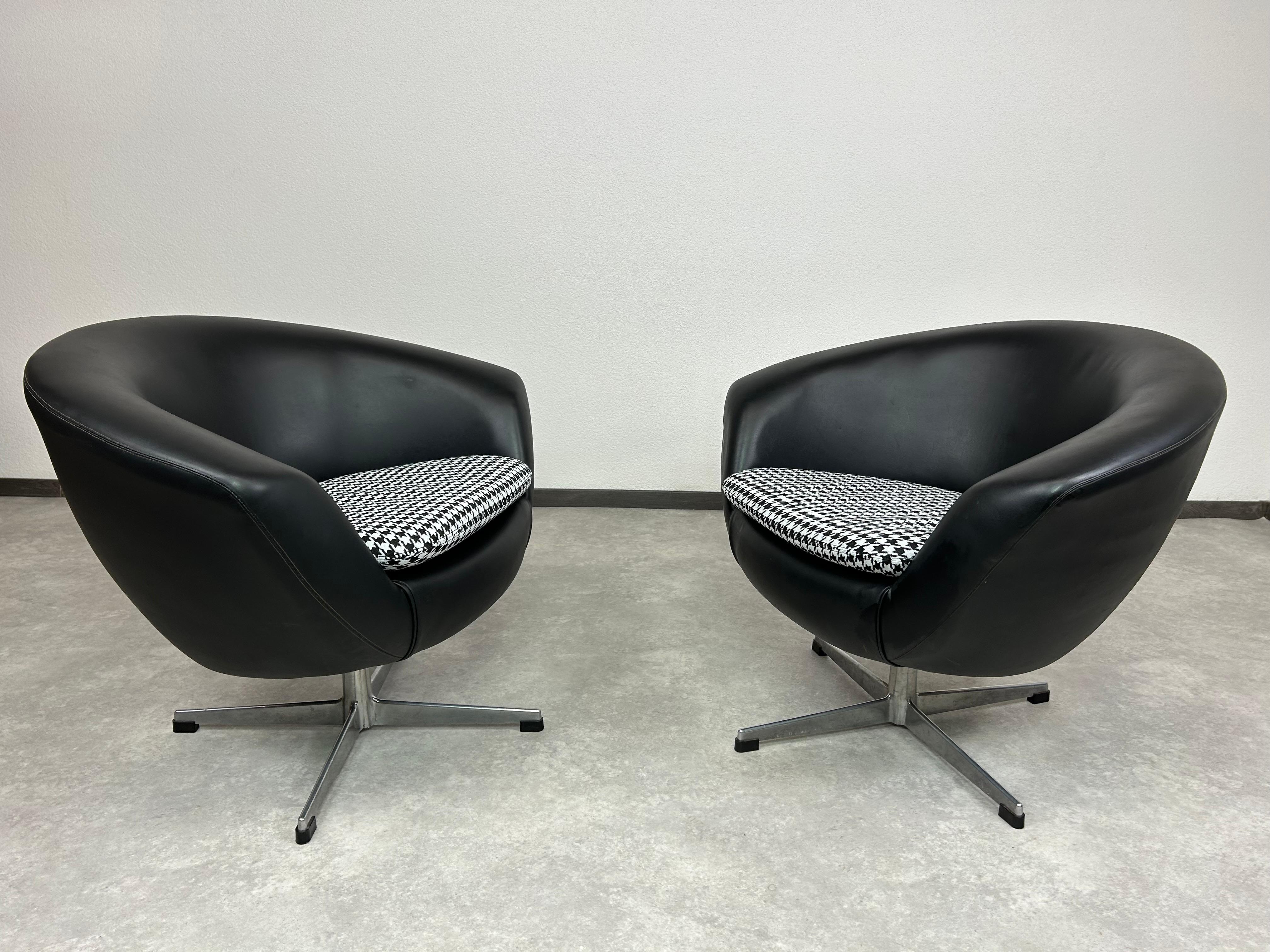 Fauteuils club du milieu du siècle par Up&Up n.p.Rousínov en très bon état d'origine avec des signes d'utilisation. Tissu neuf sur les sièges.