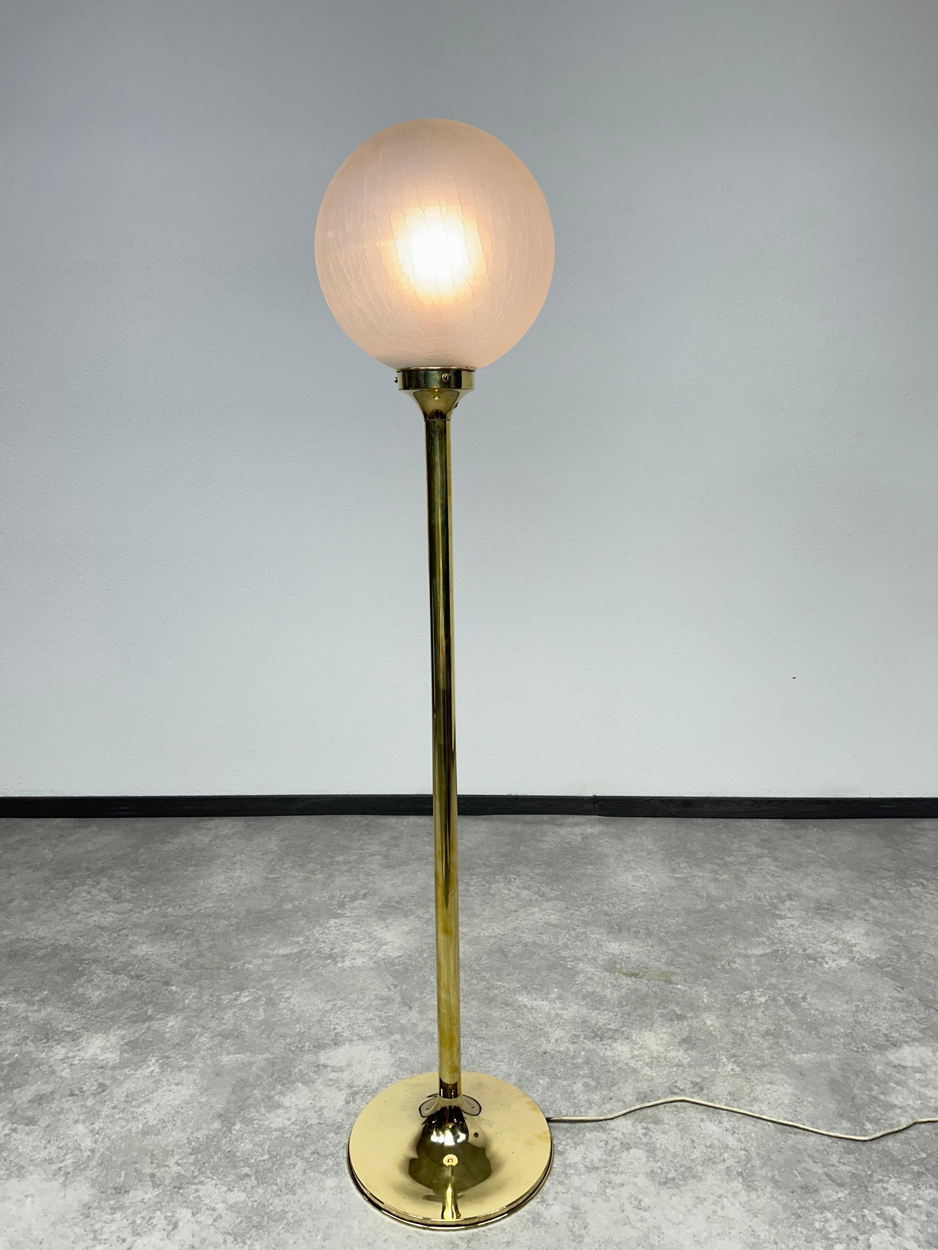 Lampada da terra di metà secolo in ottime condizioni originali con segni d'uso.
