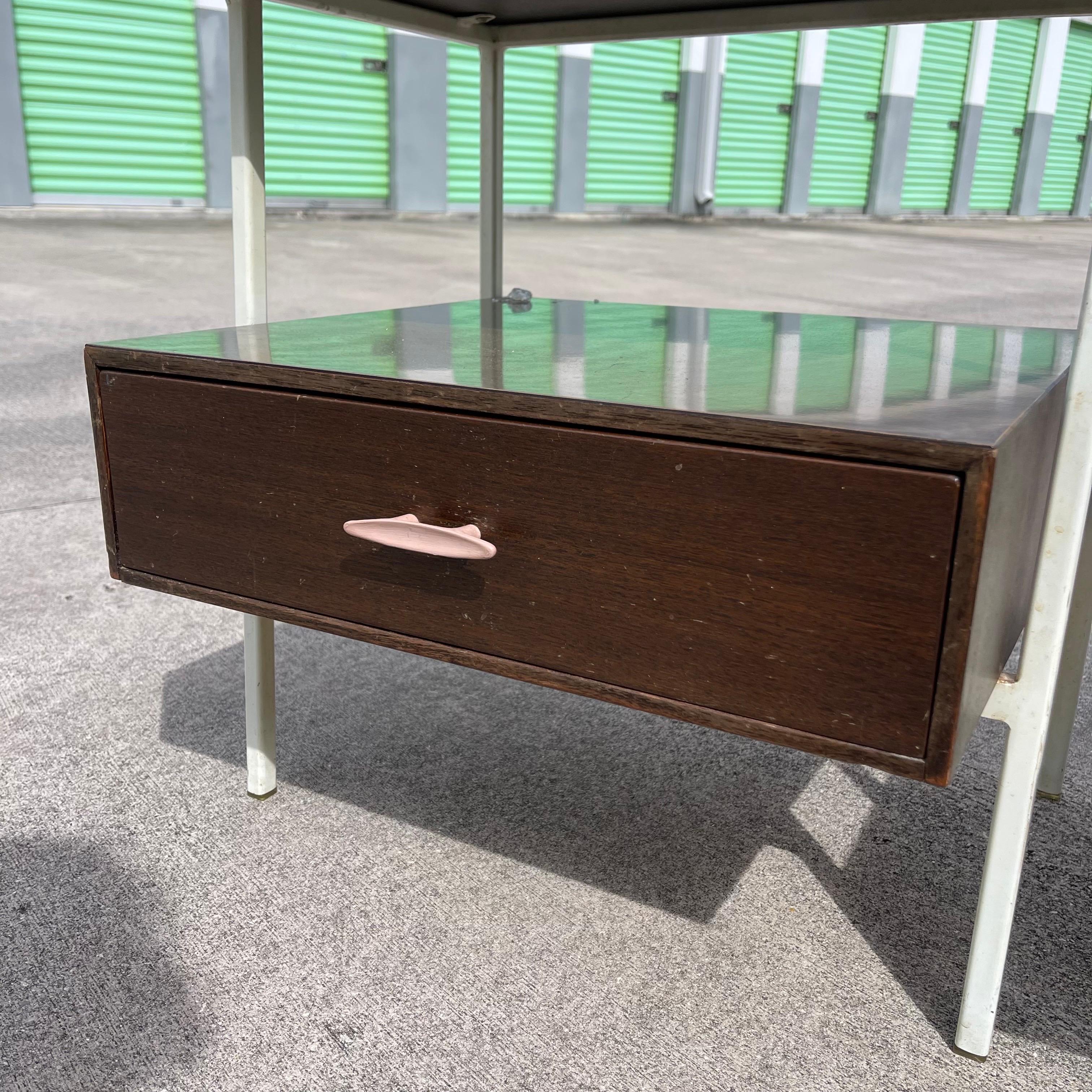 Paire de tables de nuit en noyer du milieu du siècle de Vista Furniture California Made en vente 4