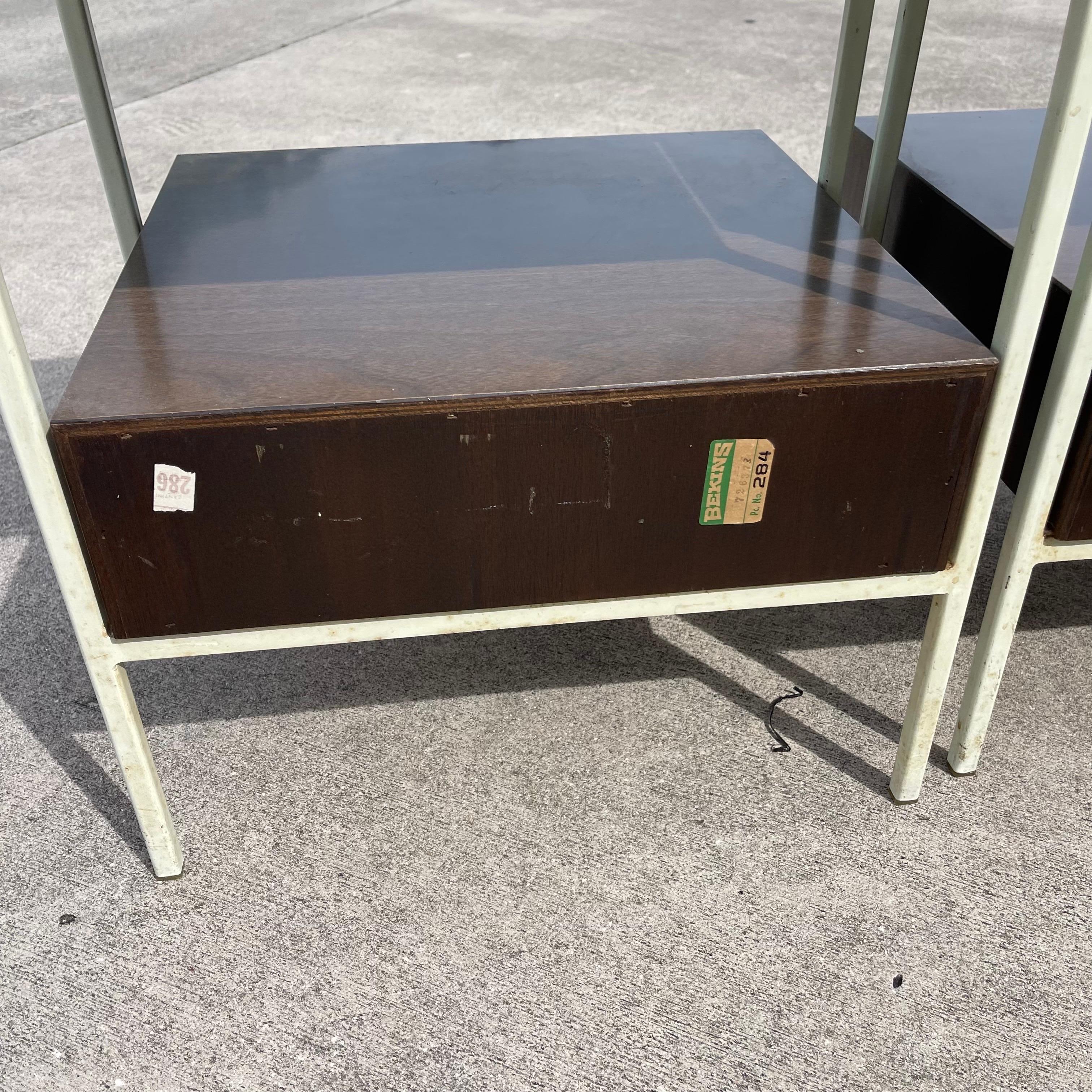 Paire de tables de nuit en noyer du milieu du siècle de Vista Furniture California Made en vente 5