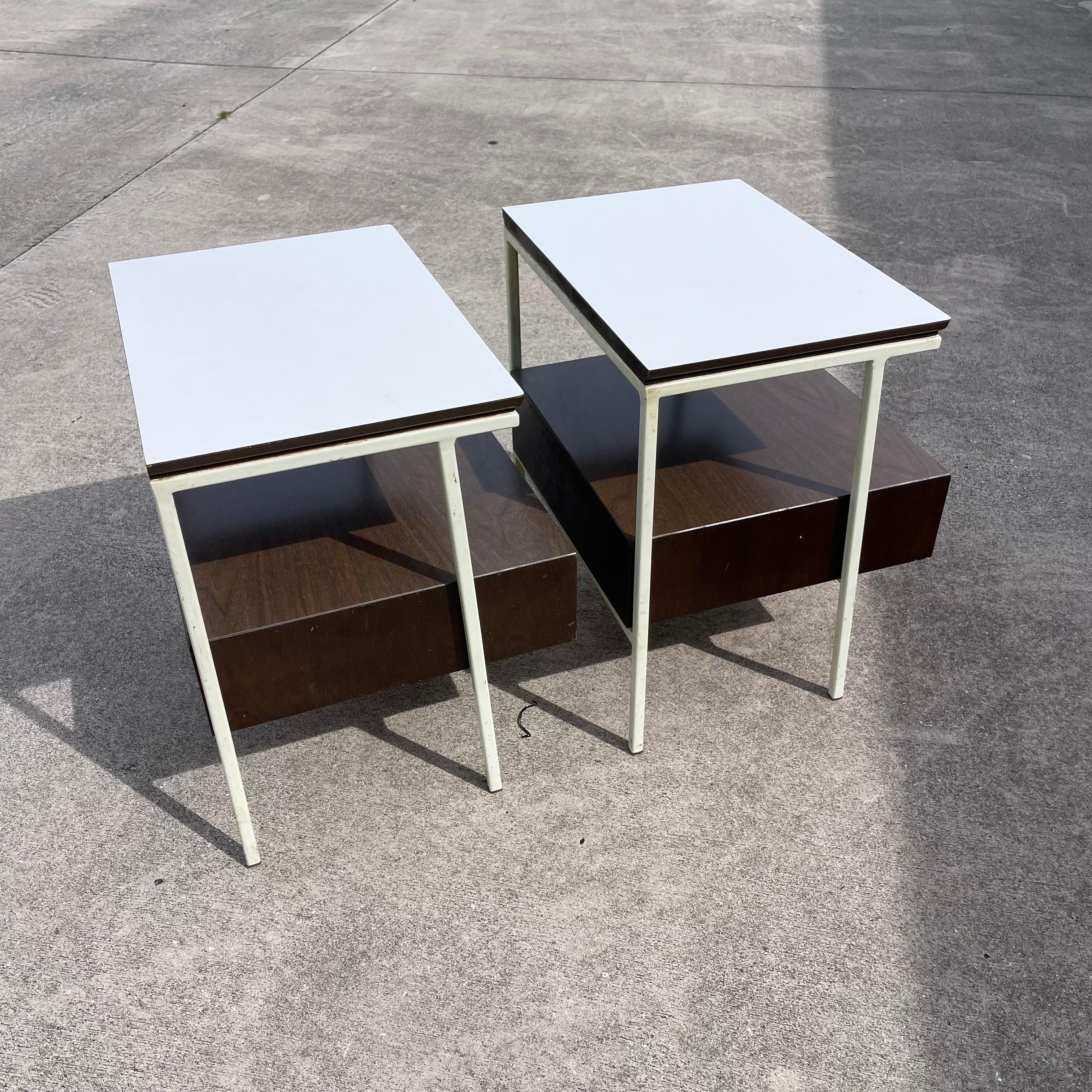 Paire de tables de nuit en noyer du milieu du siècle de Vista Furniture California Made en vente 6