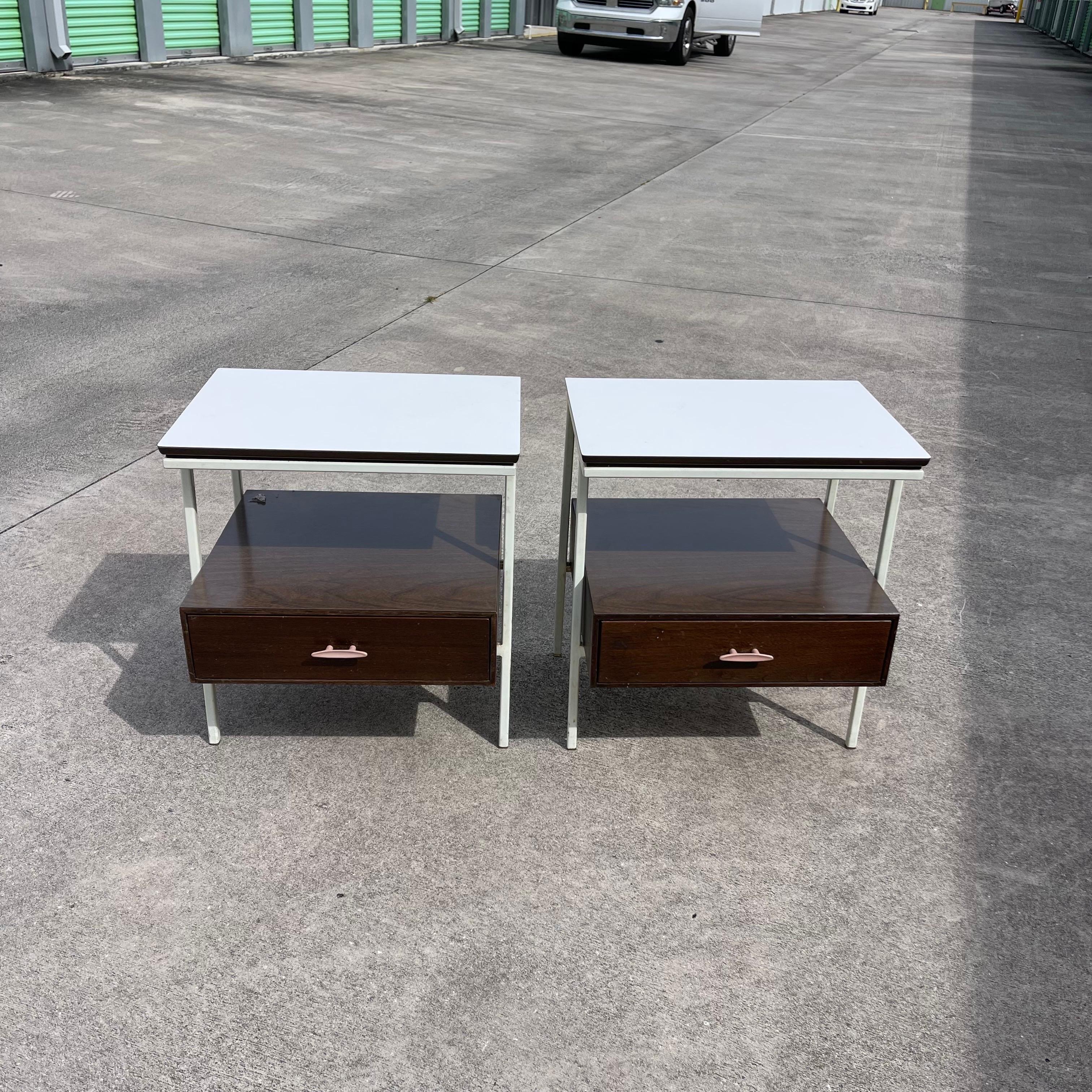 Paire de tables de nuit en noyer du milieu du siècle de Vista Furniture California Made en vente 7