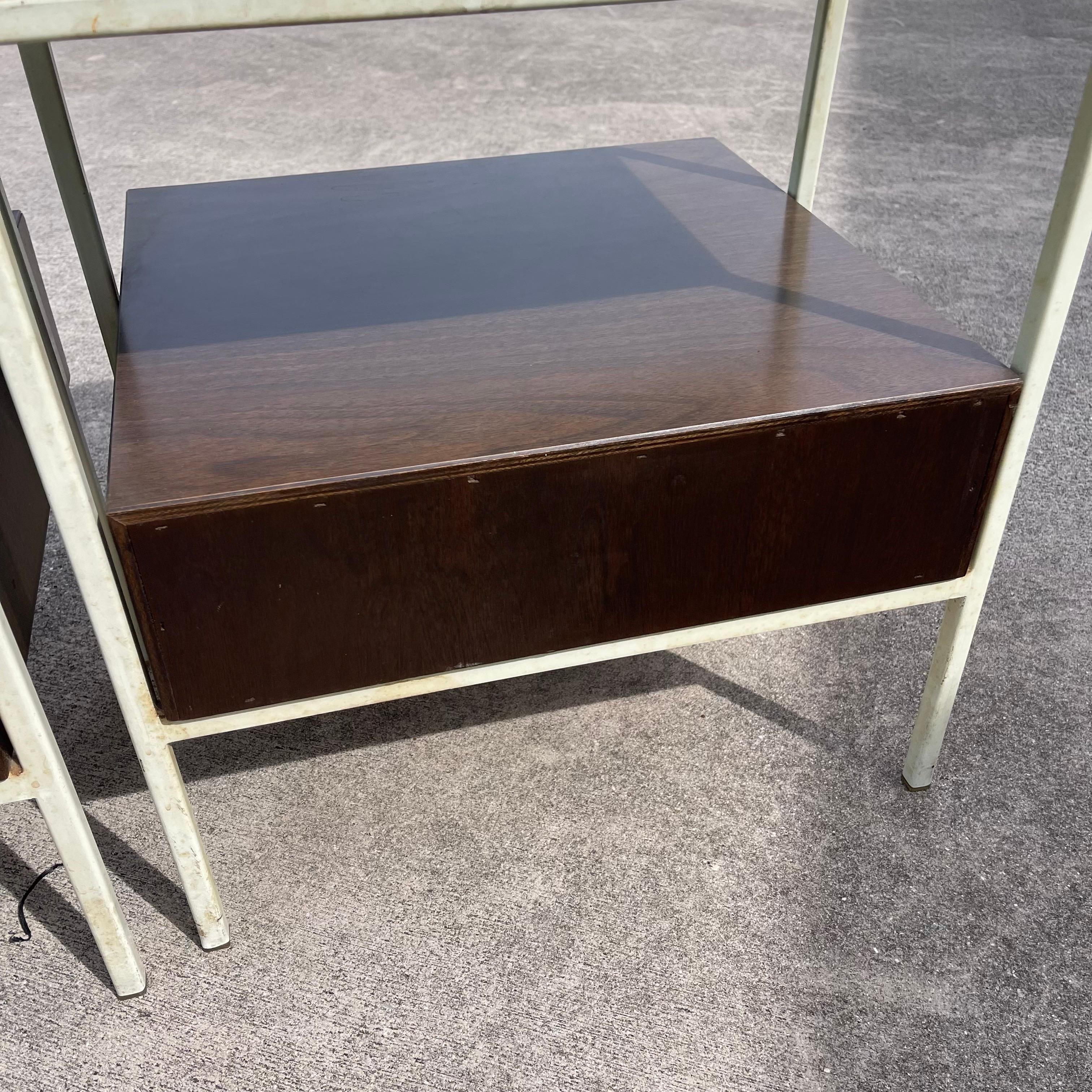 Paire de tables de nuit en noyer du milieu du siècle de Vista Furniture California Made en vente 8