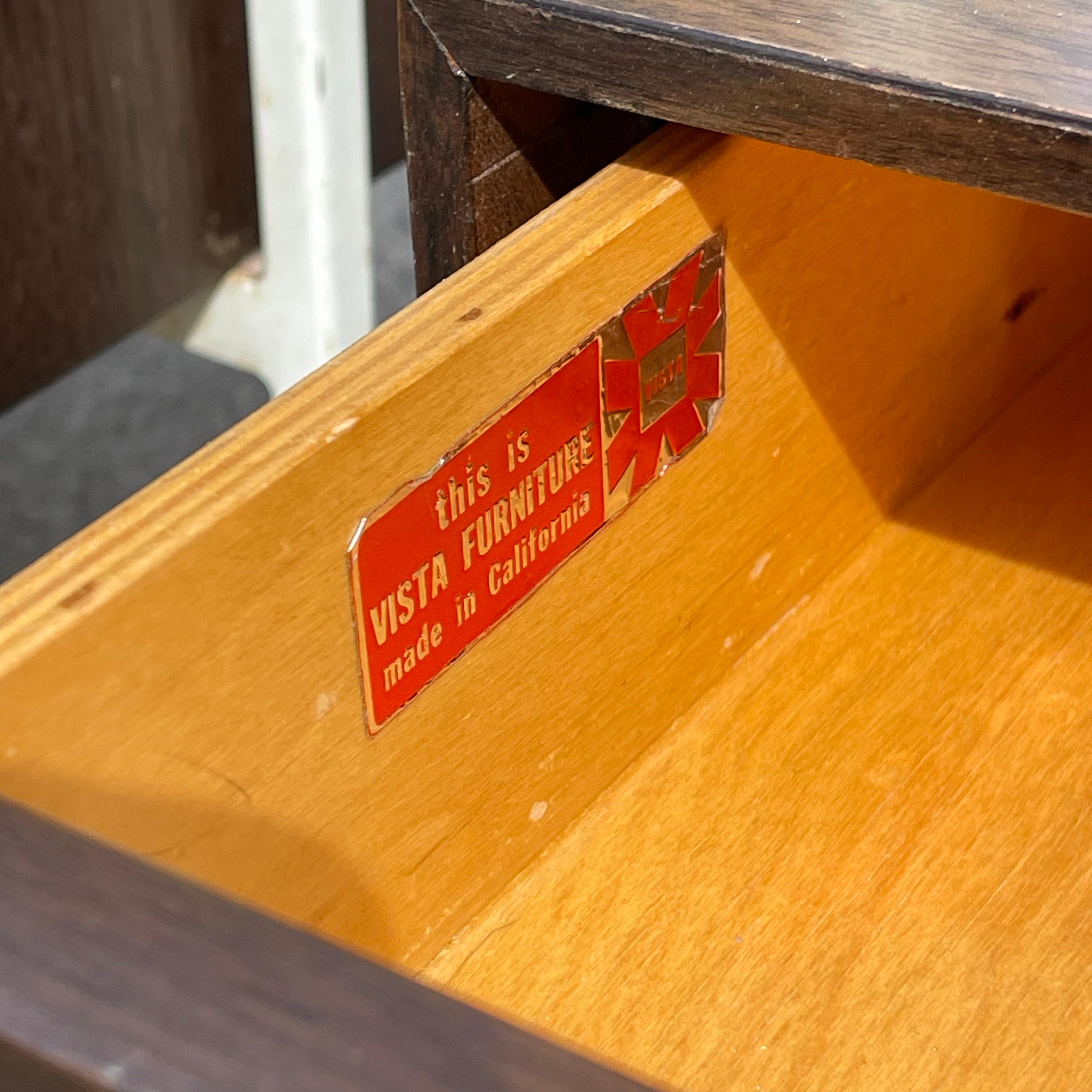 Fabuleuses tables de nuit à tiroirs du milieu du siècle. Mélange de tiroirs en noyer avec plateau en stratifié, cadre blanc émaillé et plateau en stratifié blanc.