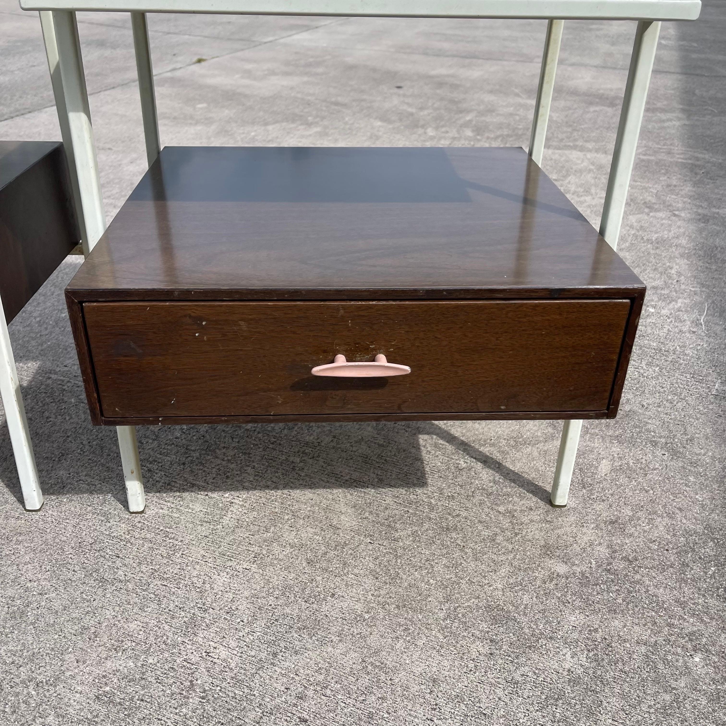 Mid-Century Modern Paire de tables de nuit en noyer du milieu du siècle de Vista Furniture California Made en vente