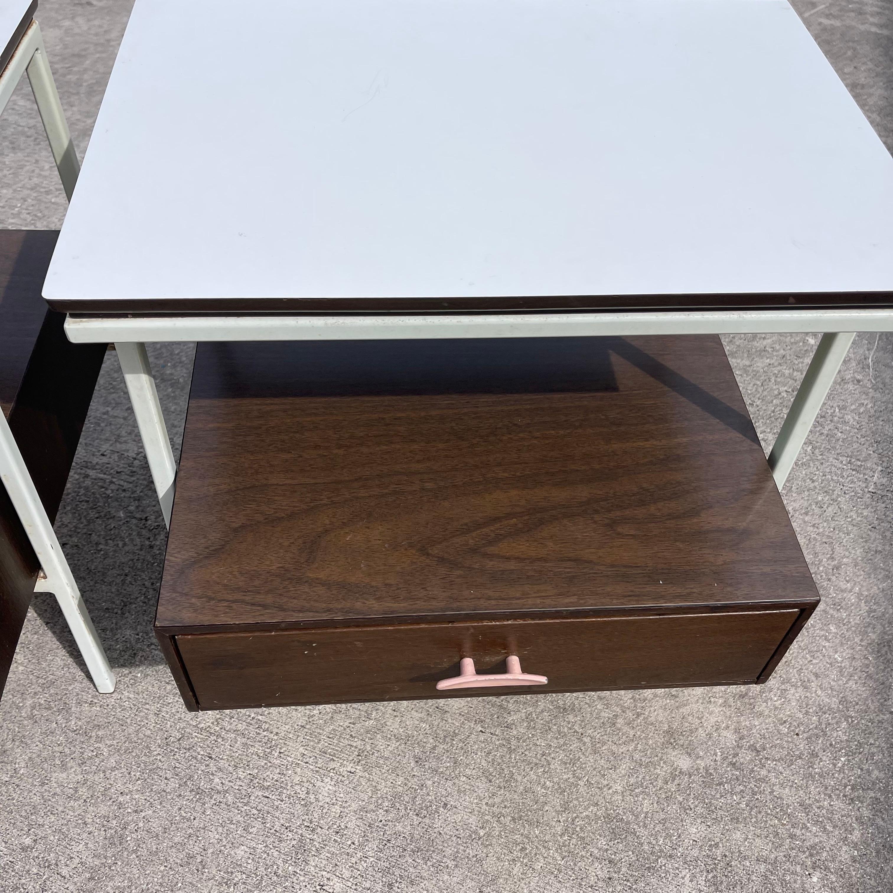 Paire de tables de nuit en noyer du milieu du siècle de Vista Furniture California Made État moyen - En vente à Jensen Beach, FL