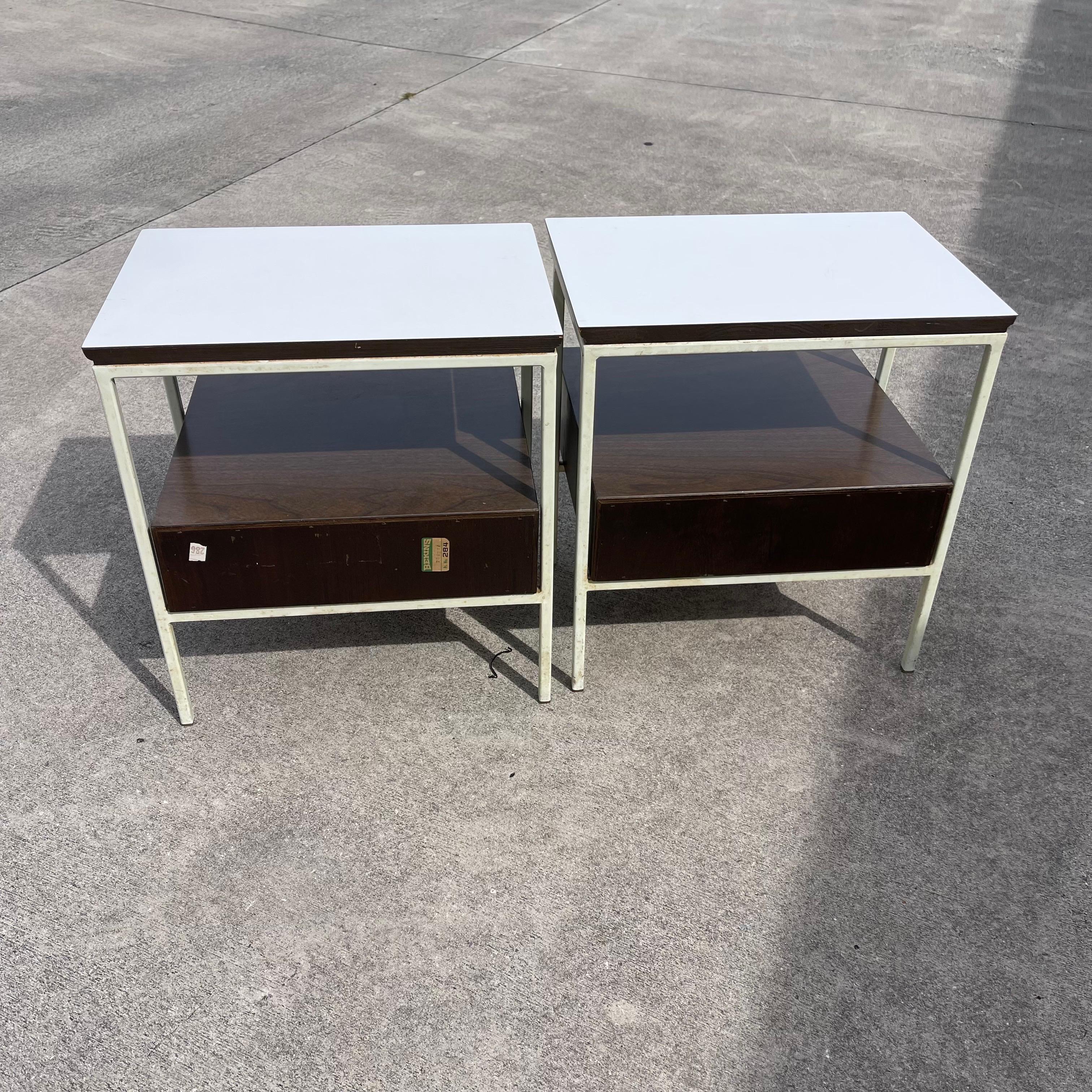 20ième siècle Paire de tables de nuit en noyer du milieu du siècle de Vista Furniture California Made en vente