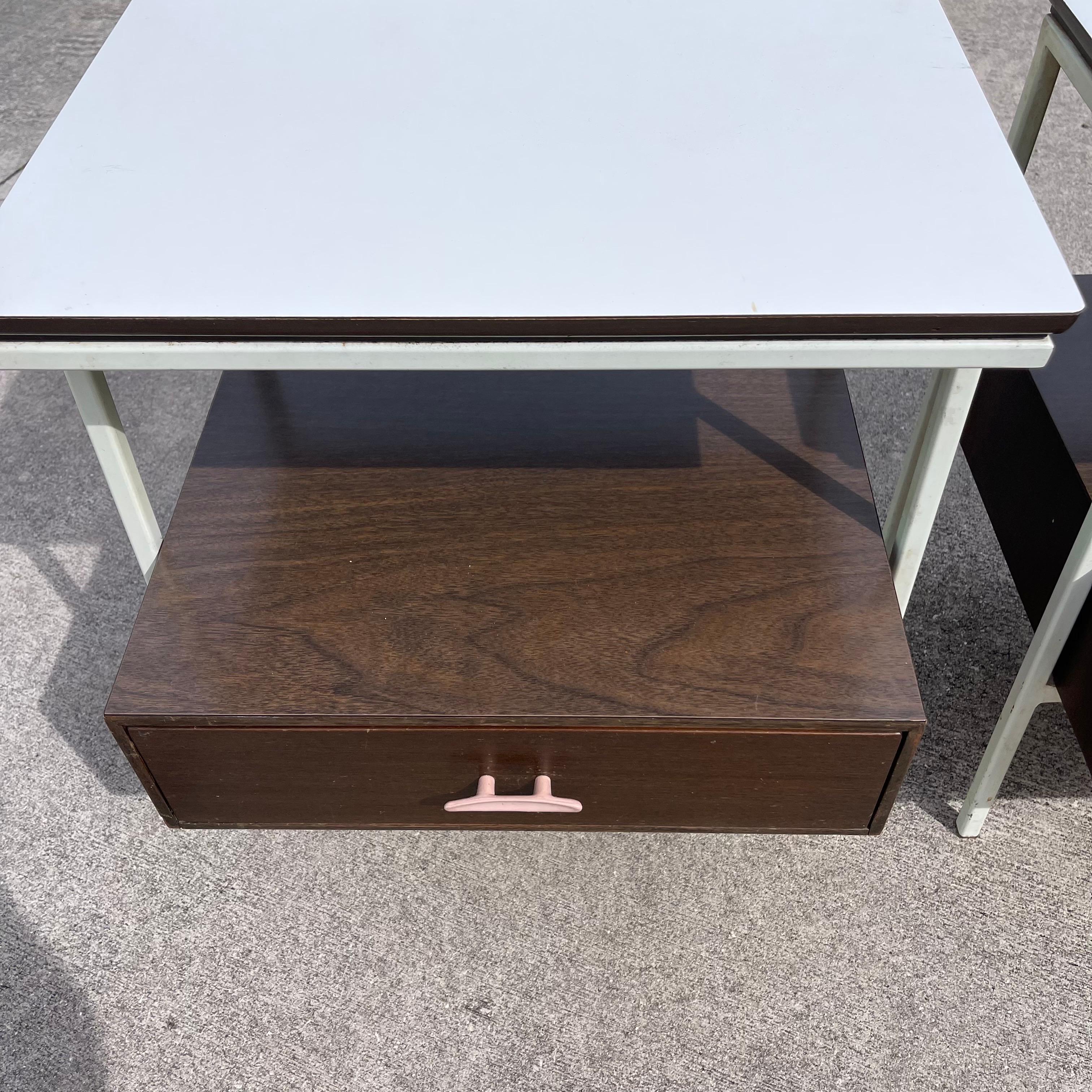 Métal Paire de tables de nuit en noyer du milieu du siècle de Vista Furniture California Made en vente