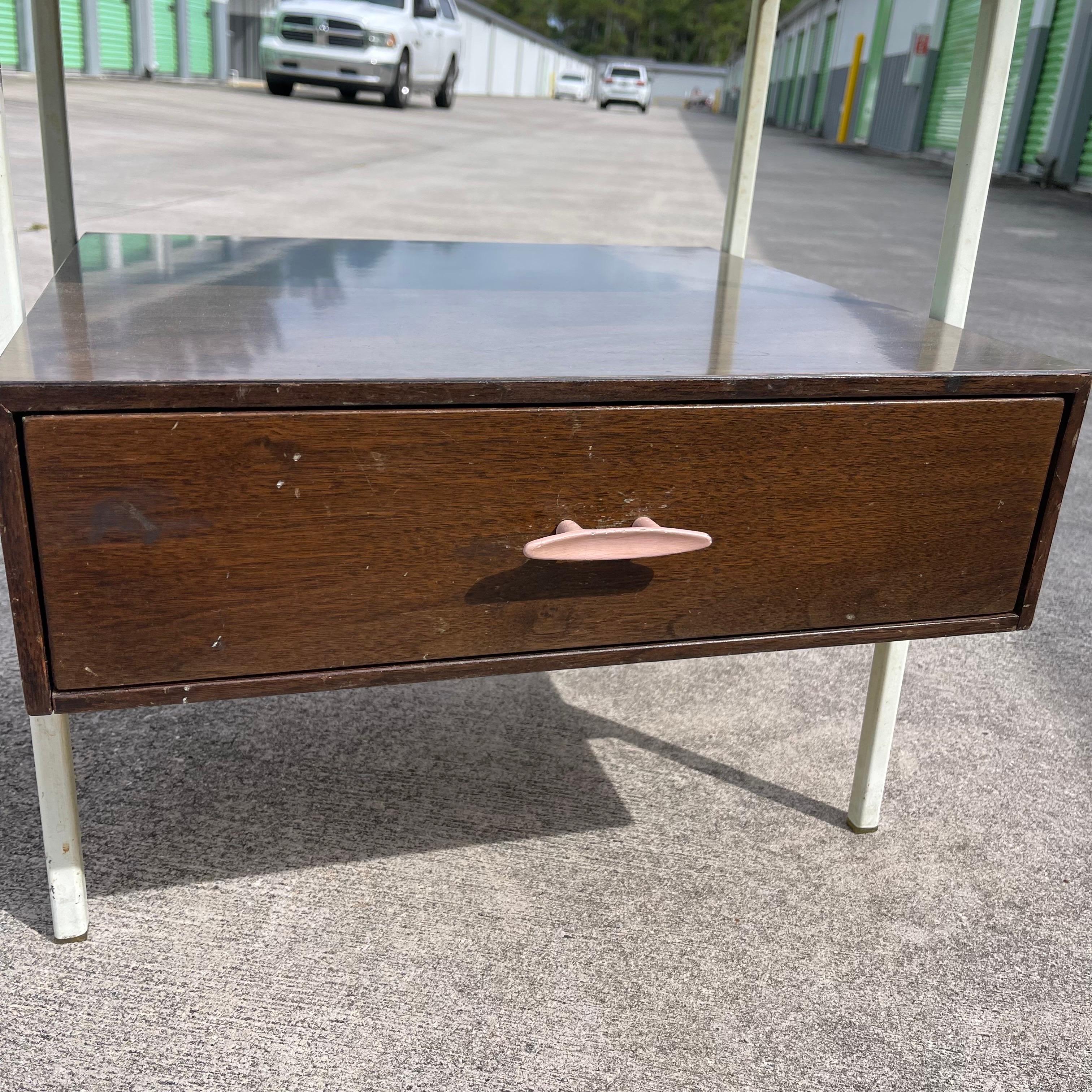 Paire de tables de nuit en noyer du milieu du siècle de Vista Furniture California Made en vente 1