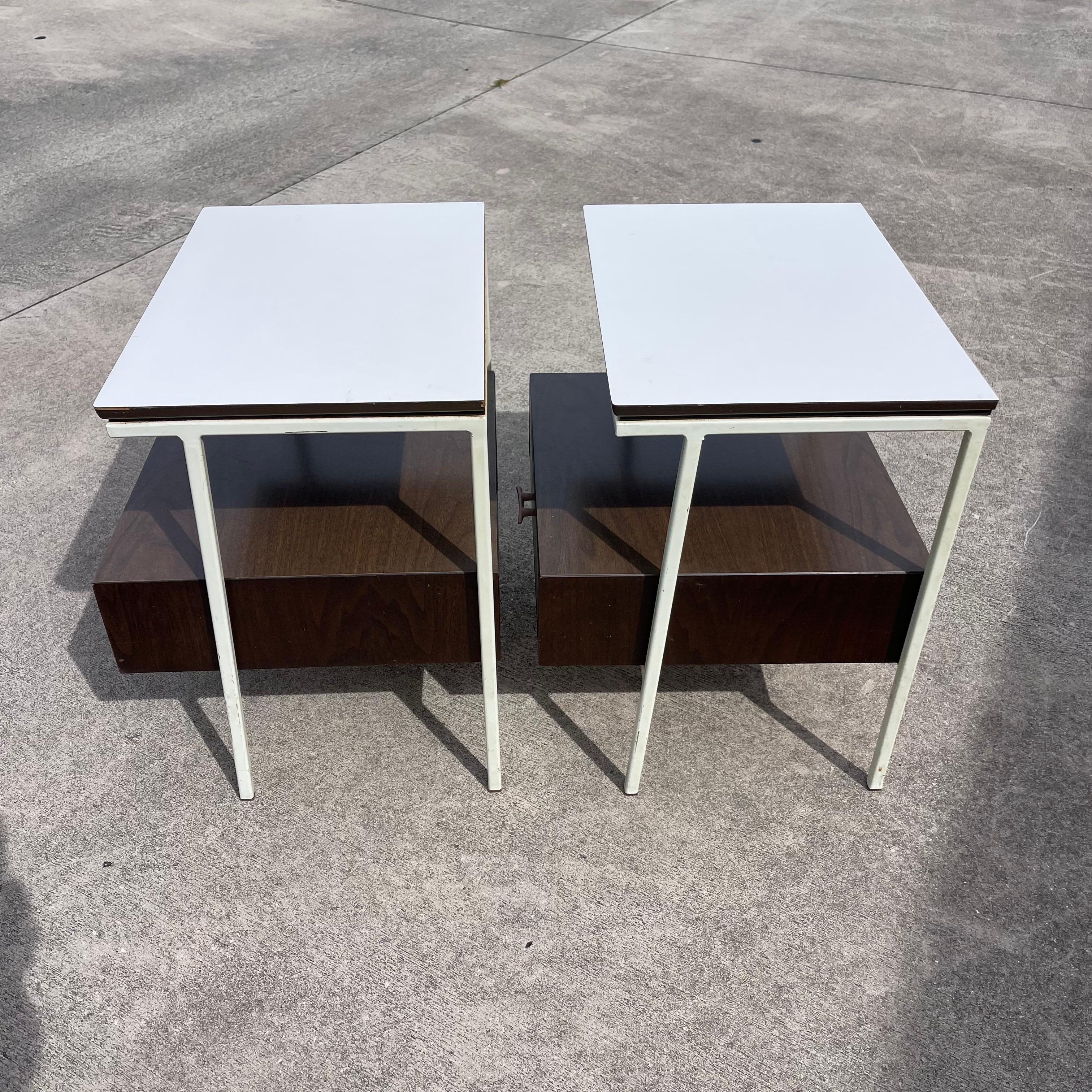 Paire de tables de nuit en noyer du milieu du siècle de Vista Furniture California Made en vente 2