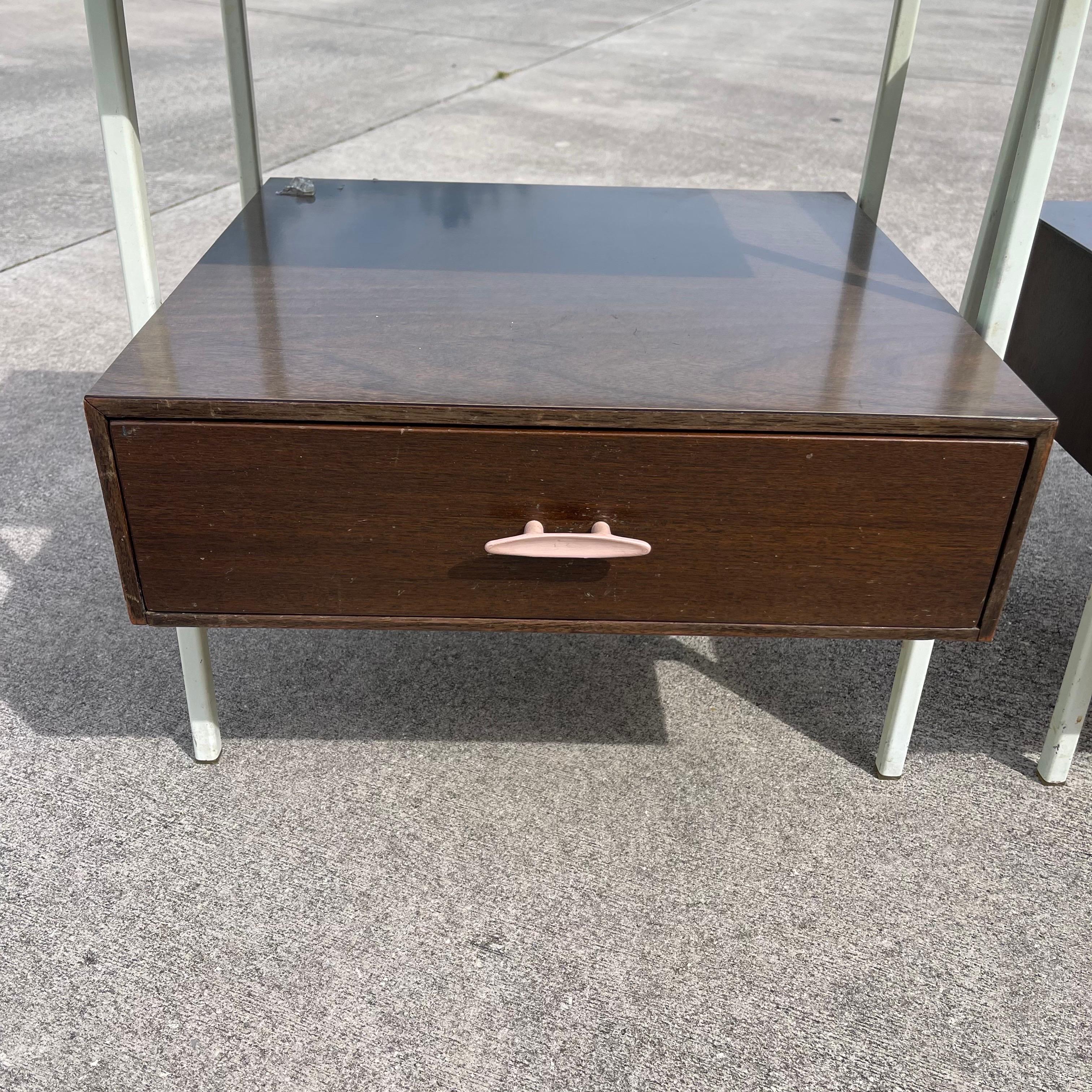 Paire de tables de nuit en noyer du milieu du siècle de Vista Furniture California Made en vente 3