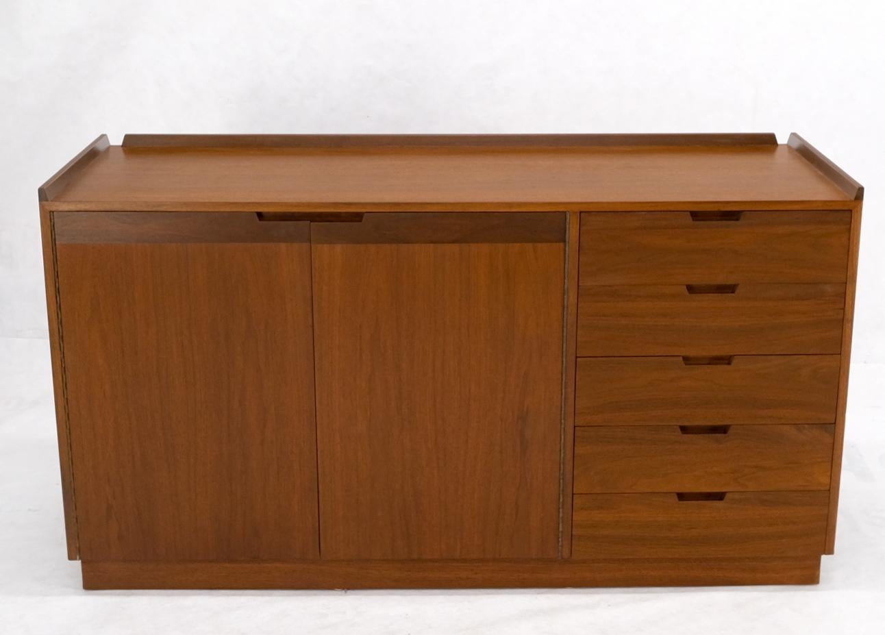 Mid-Century Modern 10 Schubladen Nussbaum Gallery Top Dresser Credenza Double Doors (Lackiert) im Angebot