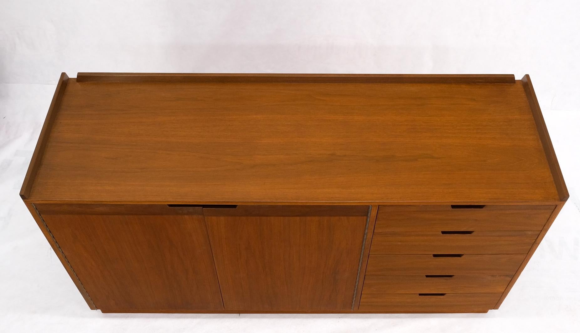 20th Century Mid-Century Modern 10 Drawers Walnut Gallery Top Dresser Credenza Double Doors For Sale