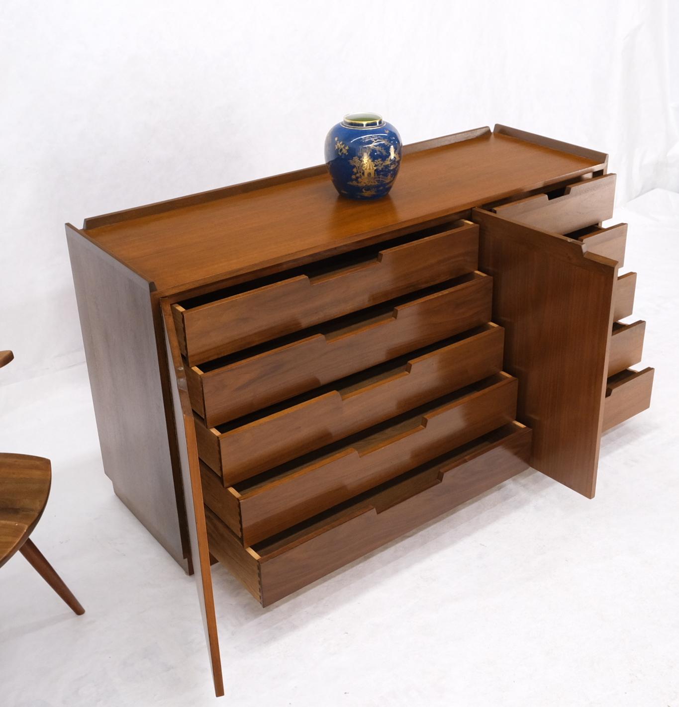 Noce Credenza a 10 cassetti in noce con piano a galleria del Mid-Century Modern Credenza a due ante in vendita