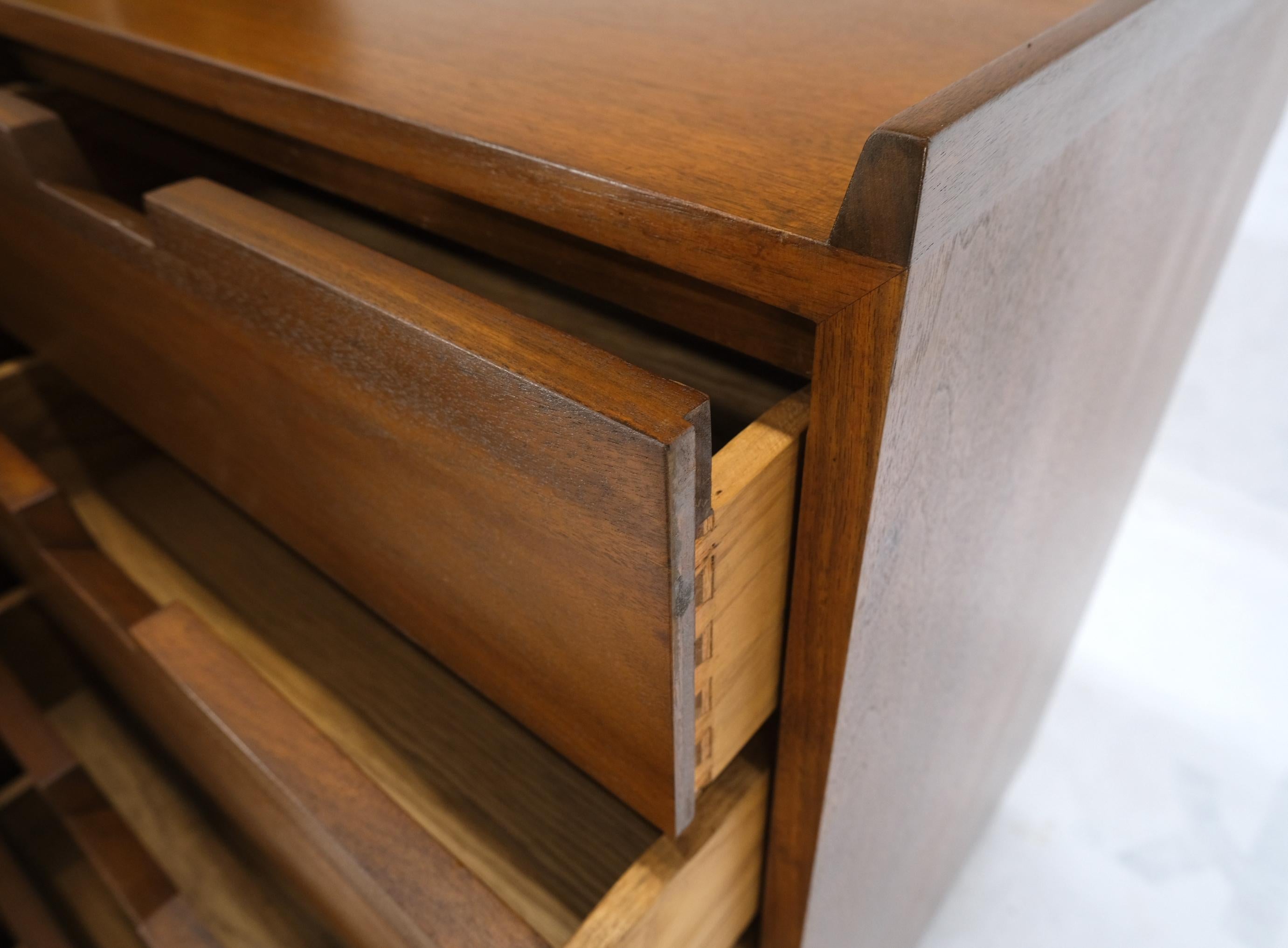 Credenza a 10 cassetti in noce con piano a galleria del Mid-Century Modern Credenza a due ante in vendita 1