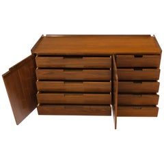 Credenza a 10 cassetti in noce con piano a galleria del Mid-Century Modern Credenza a due ante