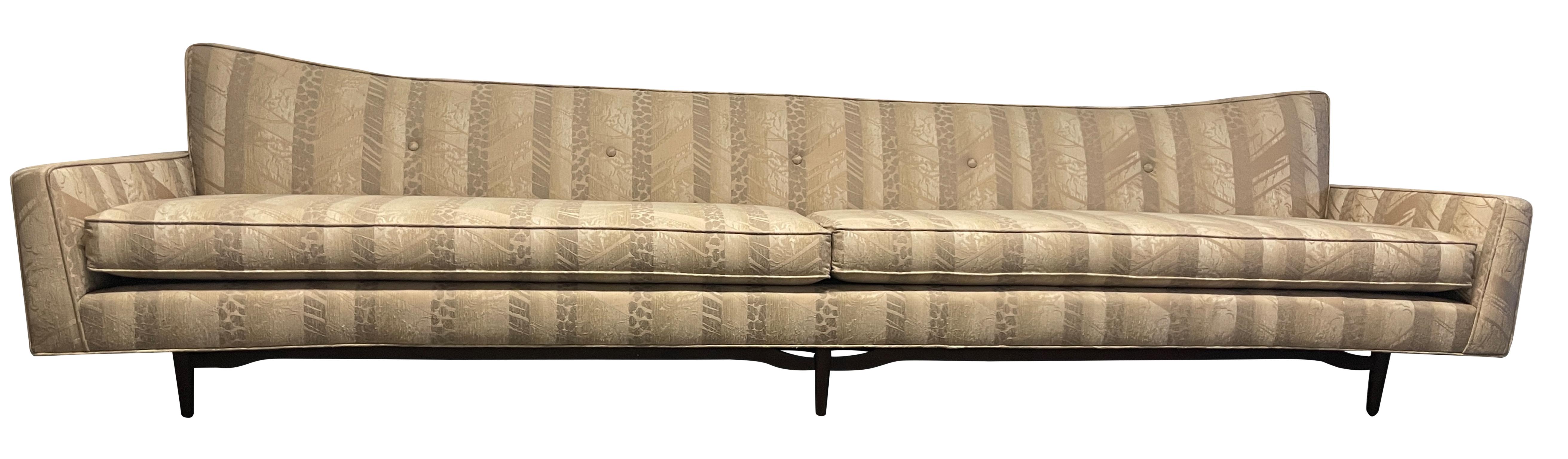 Modernes 10-Fuß-Sofa im Stil der Jahrhundertmitte von Paul McCobb. Das Sofa wurde schon einmal neu gepolstert - der Schaumstoff ist in gutem Zustand. Hat Massivholz verjüngt Beine unter Rahmen. Bereit für die Verwendung mit der aktuellen Polsterung