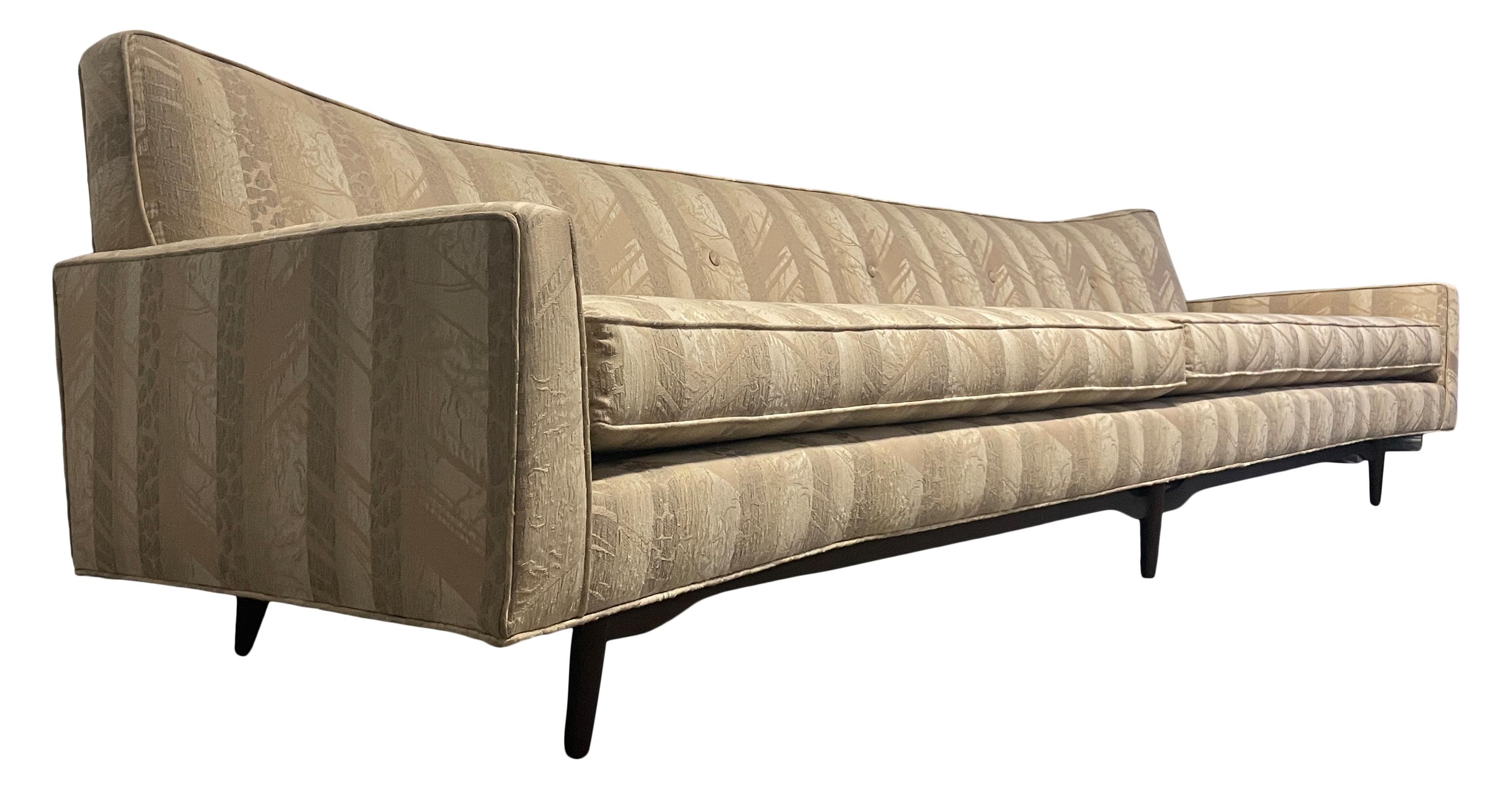 Modernes 10 Fuß langes, niedrig gewinkeltes Sofa im Mid-Century-Modern-Stil von Paul McCobb (amerikanisch) im Angebot