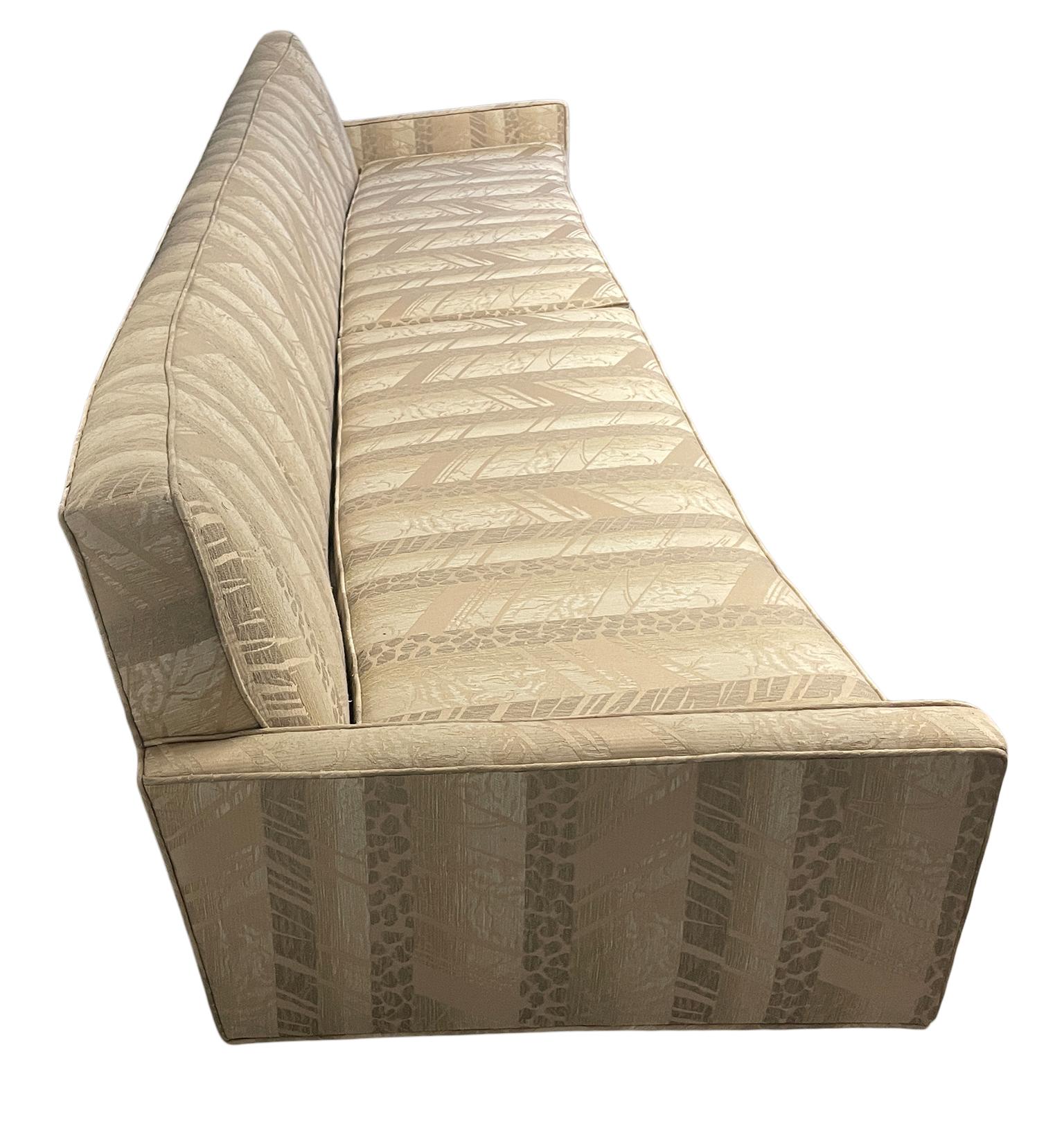 Modernes 10 Fuß langes, niedrig gewinkeltes Sofa im Mid-Century-Modern-Stil von Paul McCobb (Holzarbeit) im Angebot