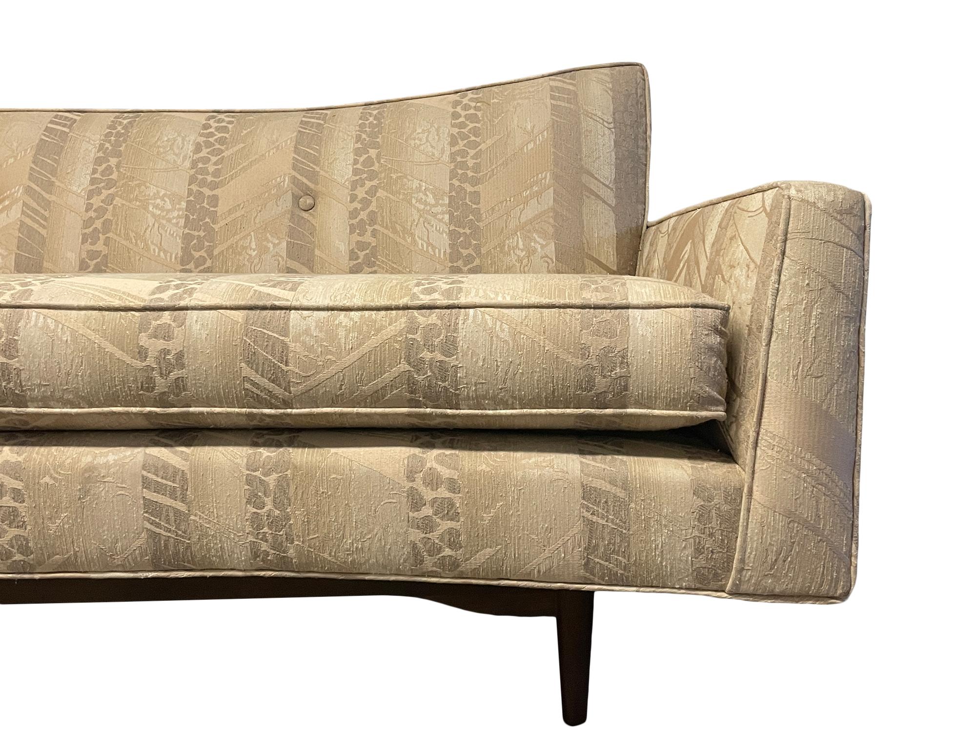 Modernes 10 Fuß langes, niedrig gewinkeltes Sofa im Mid-Century-Modern-Stil von Paul McCobb im Zustand „Gut“ im Angebot in BROOKLYN, NY