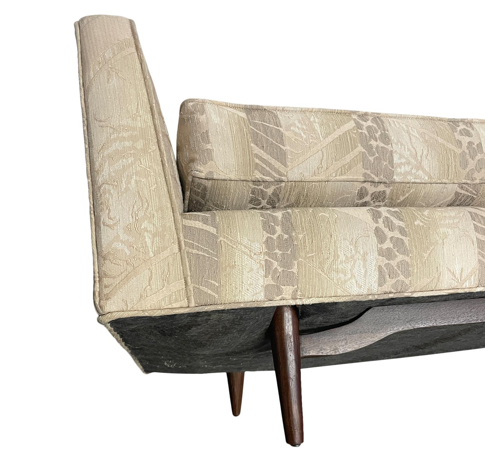 Modernes 10 Fuß langes, niedrig gewinkeltes Sofa im Mid-Century-Modern-Stil von Paul McCobb (Polster) im Angebot