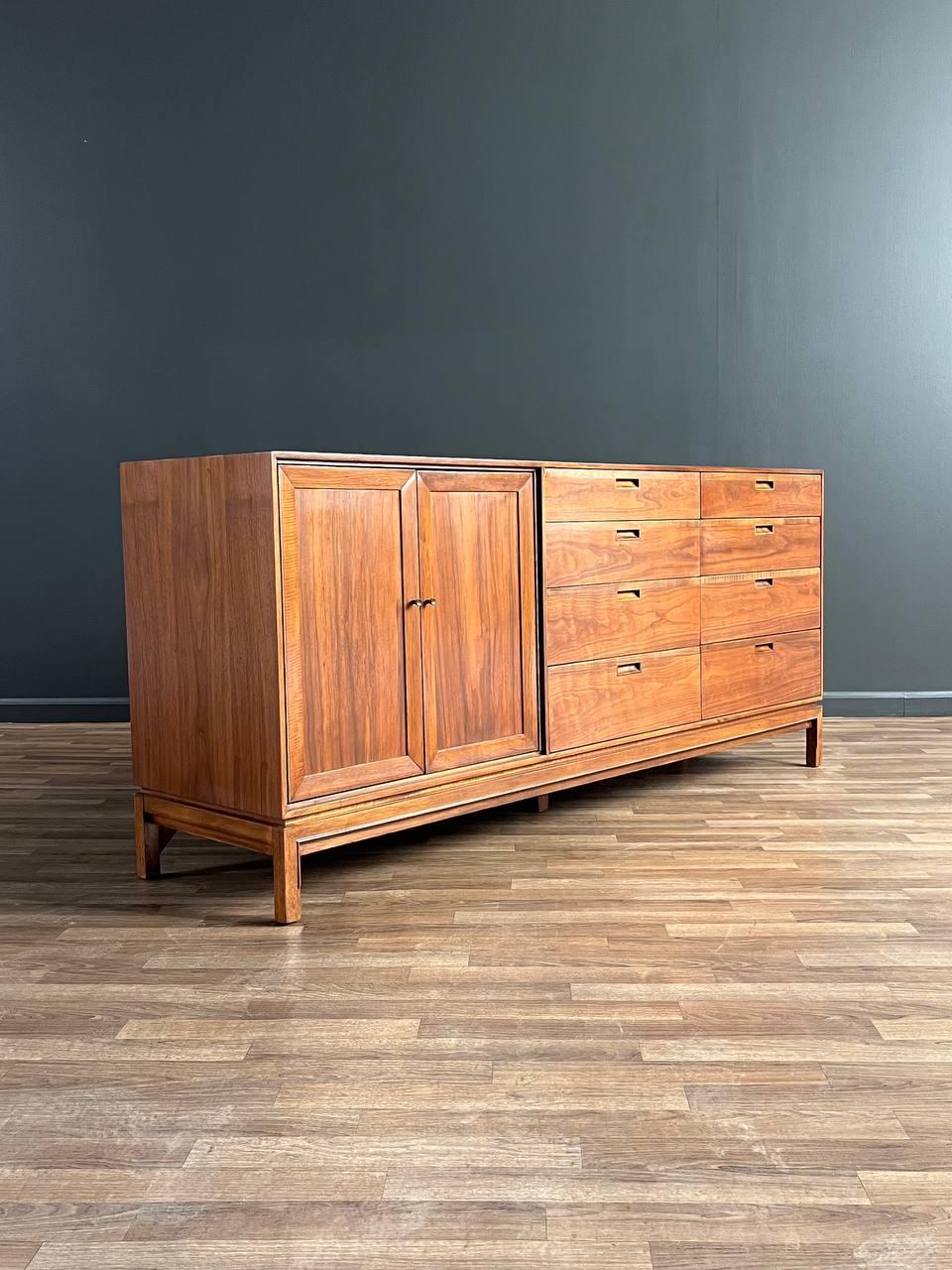 Condition: Expertly Refinished 

With over 15 years of experience, our workshop has followed a careful process of restoration, showcasing our passion and creativity for vintage designs that can seamlessly be incorporated with many interior decors.