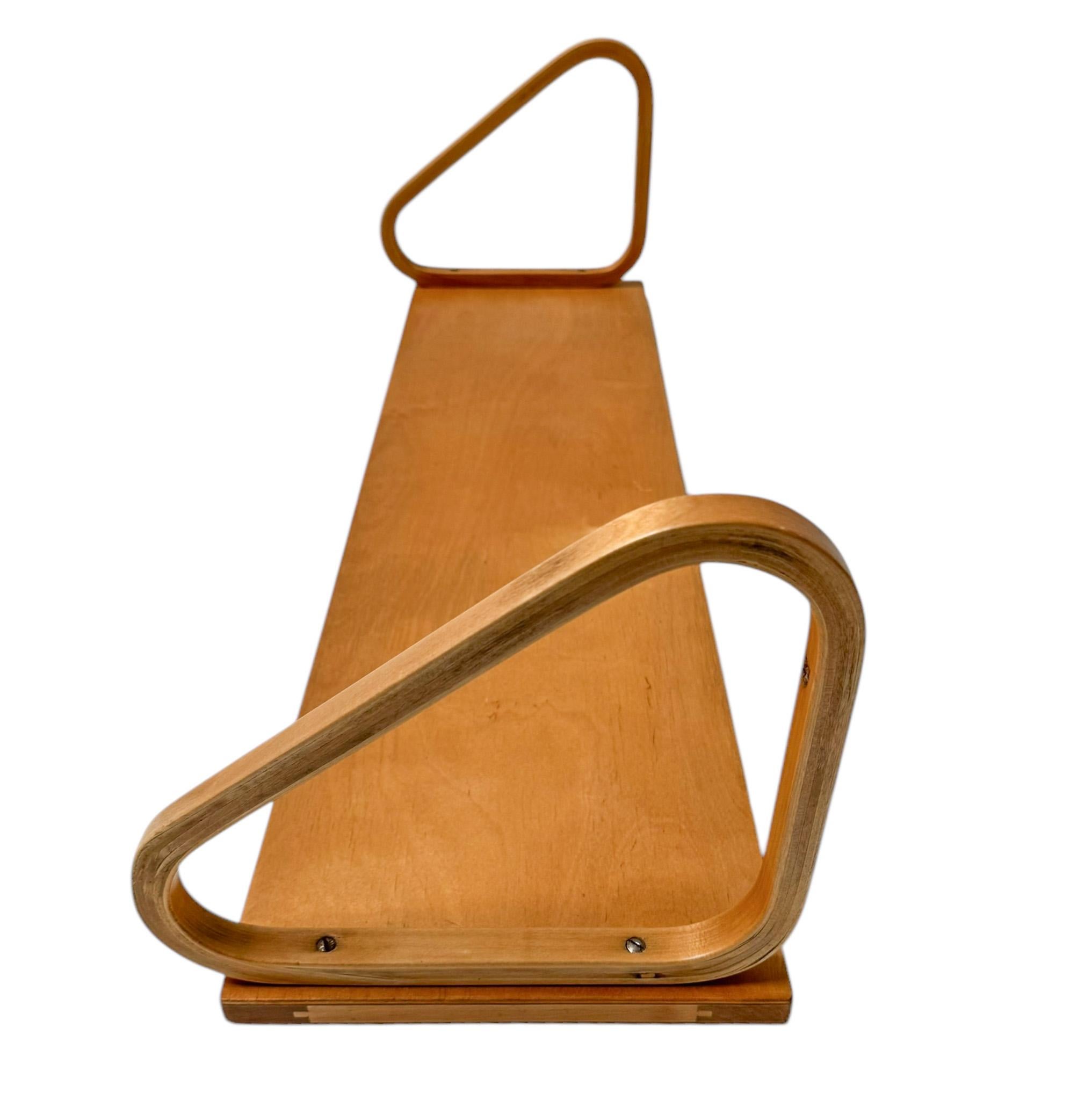 Elegante scaffale da parete in stile Mid-Century Modern 112B.
Design di Alvar Aalto per Artek Finland.
Un sorprendente design finlandese degli anni '60.
Telaio originale in betulla e impiallacciatura di betulla con viti originali.
Questa