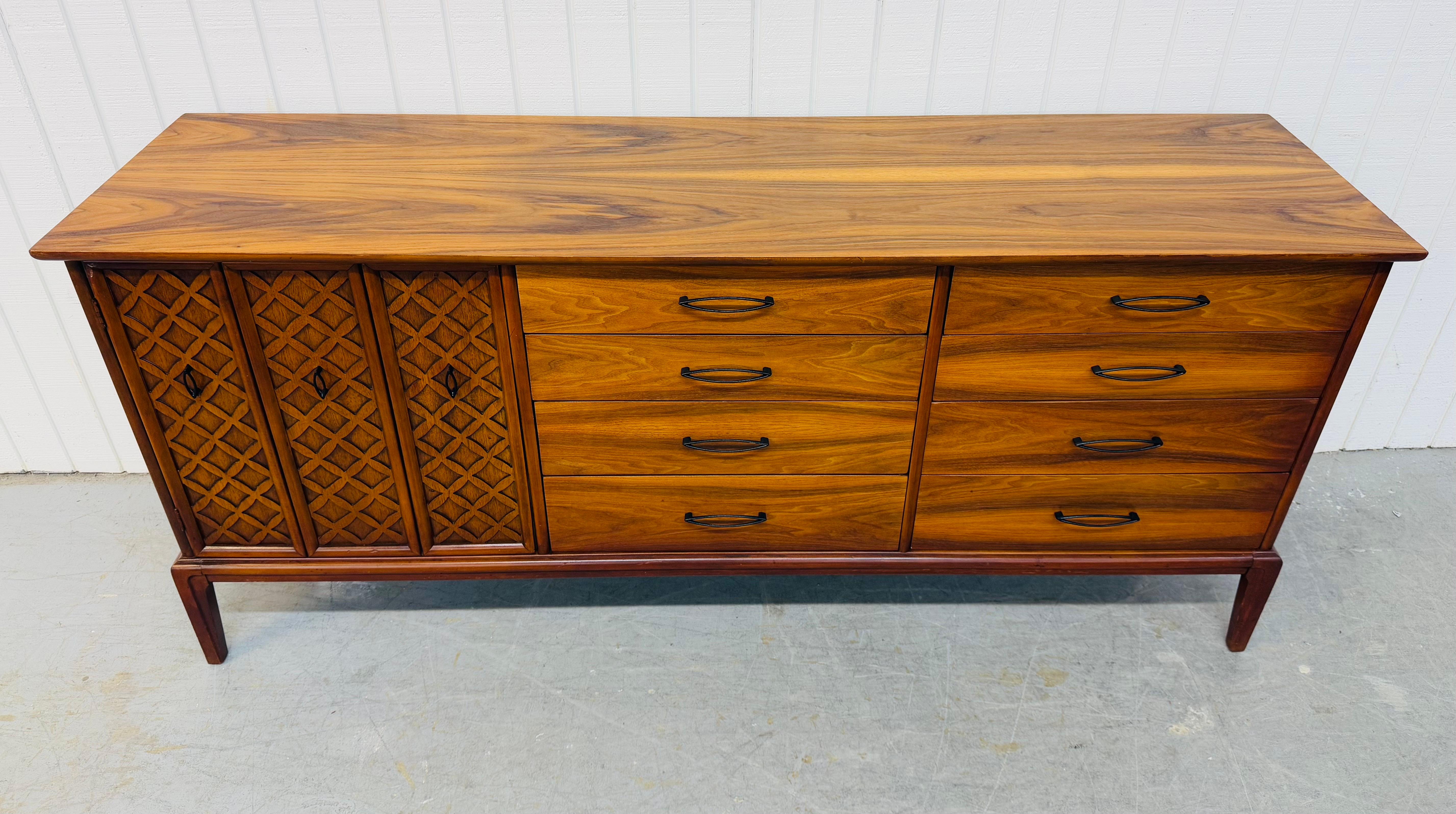 Mid-Century moderno Comò in noce a 12 cassetti in stile metà secolo moderno in vendita