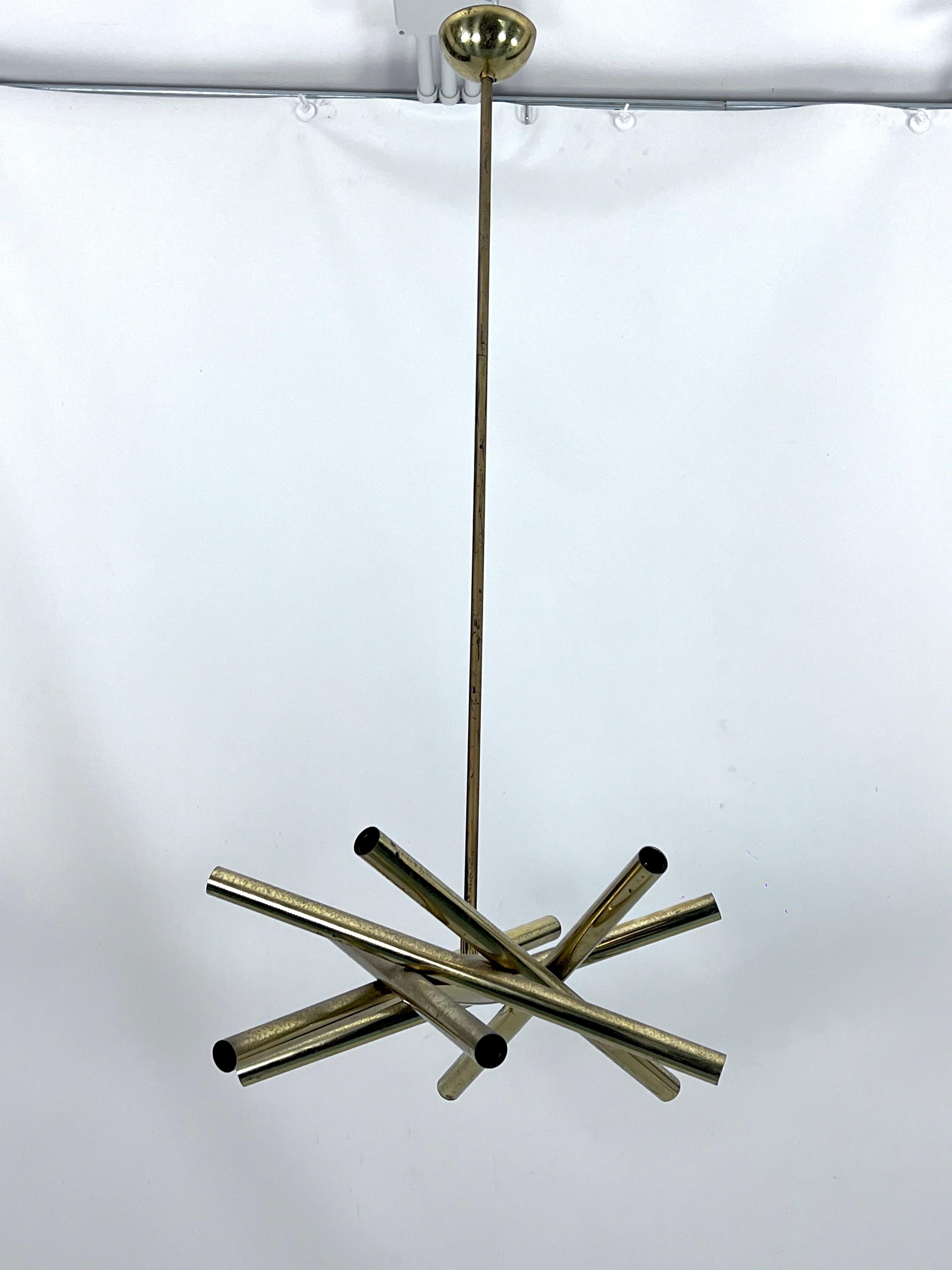 Mid-Century Modern 12 lights Brass chandelier by Stilnovo. Italy 1960s In Fair Condition For Sale In Catania, CT