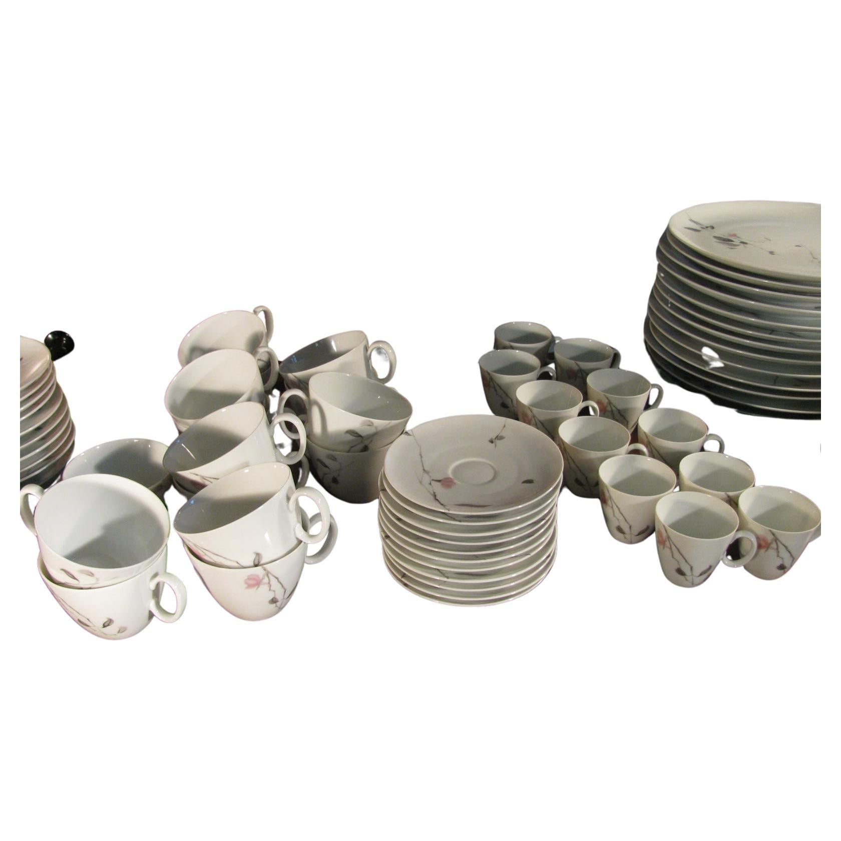 Superbe ensemble de porcelaine de Rosenthal conçu par Raymond Loewy. Fabriqué en Allemagne. Le coing est le modèle, car il a une influence asiatique certaine. En excellent état, sans éclats ni fissures. L'ensemble est composé de : 13 assiettes