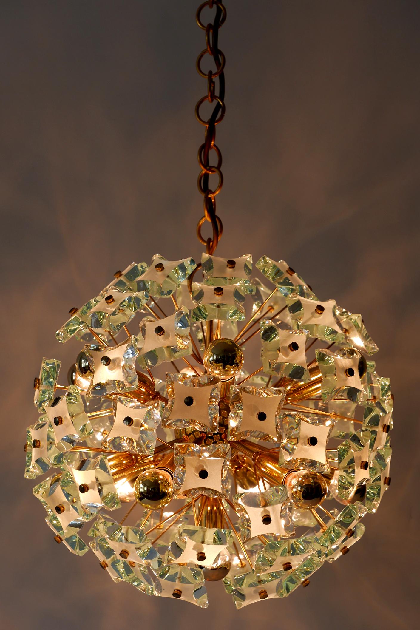 Amazing and highly decorative, elegant Mid-Century Modern Sputnik 13-flamed chandelier or pendant lamp 'Dandelion'. Manufactured probably by Fontana Arte in 1960s in Italy.

Executed in thick glass and brass, the chandelier / pendant lamp needs 13 x
