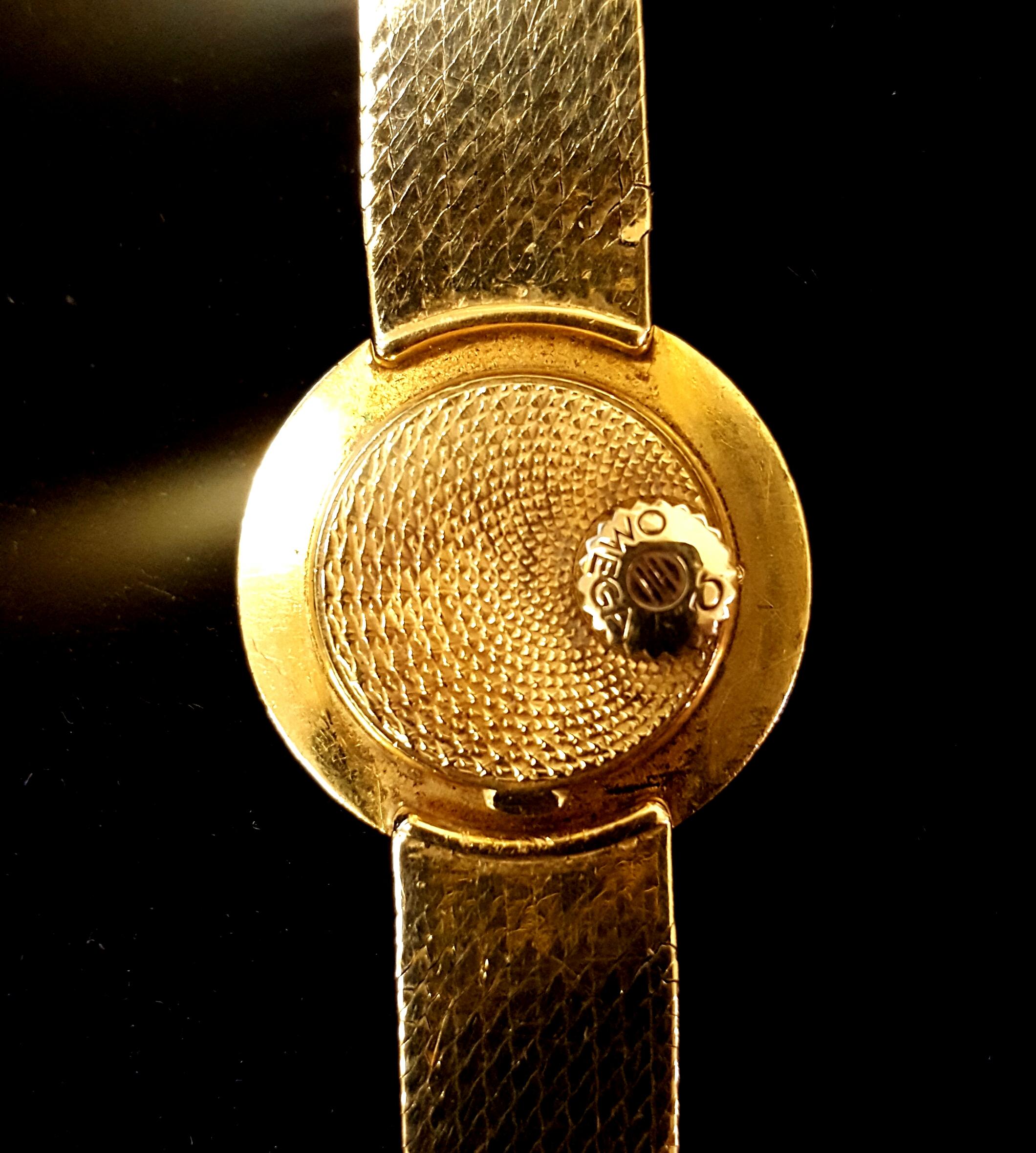 Mid-Century Modern 14-Karat Gold Omega Women's Wristwatch In Excellent Condition In Van Nuys, CA