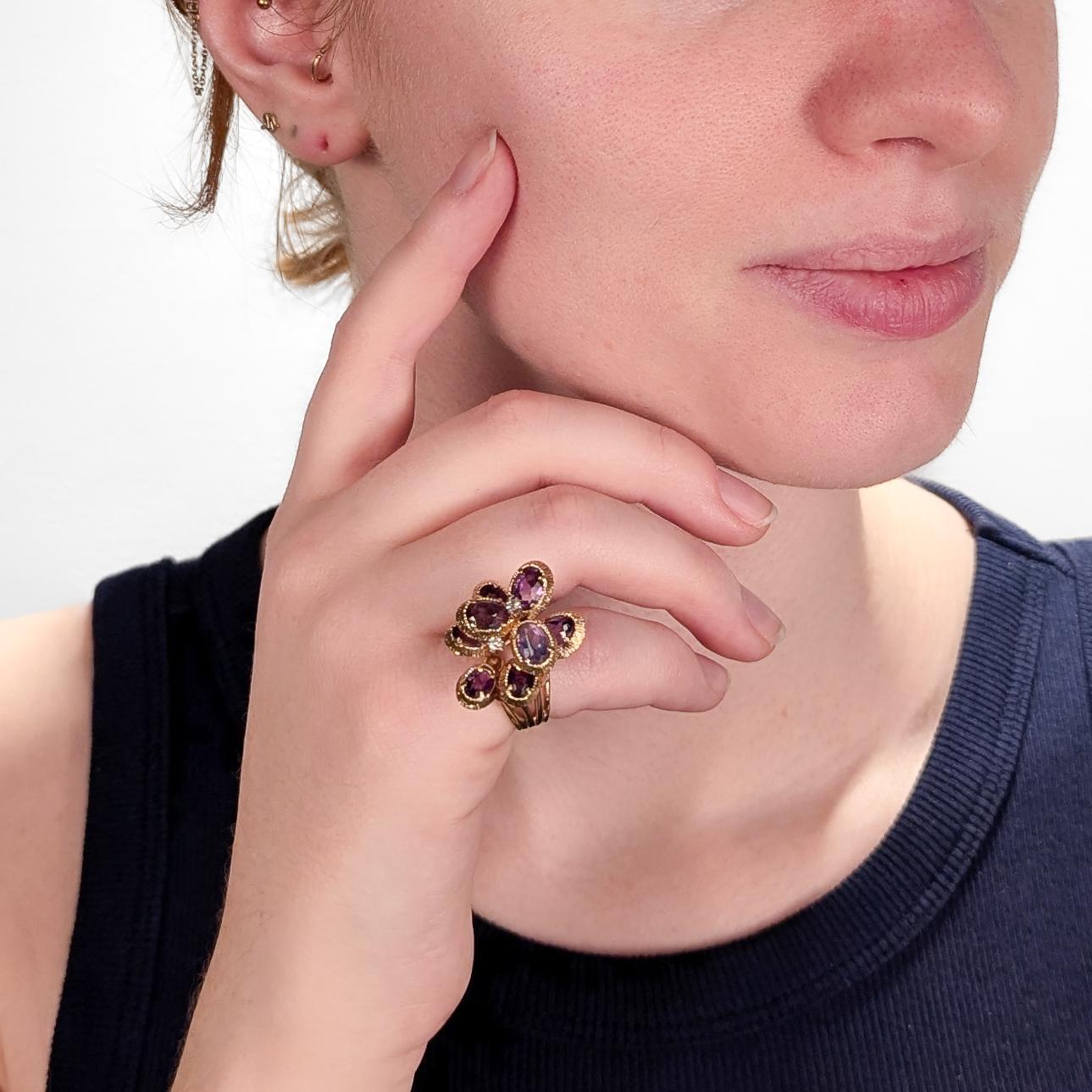 Bague de cocktail du milieu du siècle dernier.

En or jaune 14 carats.

Avec 8 améthystes de taille ovale serties dans des montures en or à étages et 2 petits diamants d'accentuation sertis au centre.

Supporté par une tige fendue.

Tout simplement