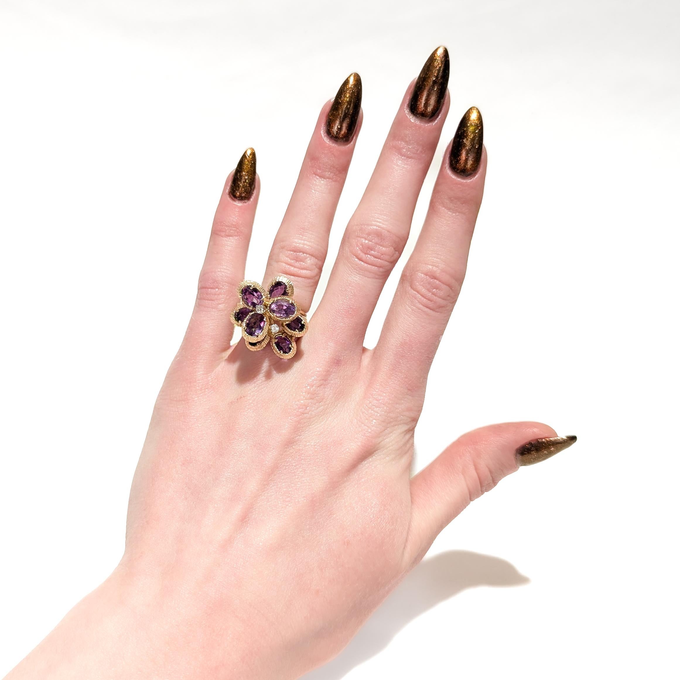 Moderniste Bague cocktail moderne du milieu du siècle dernier en or 14 carats, améthyste et diamants en vente