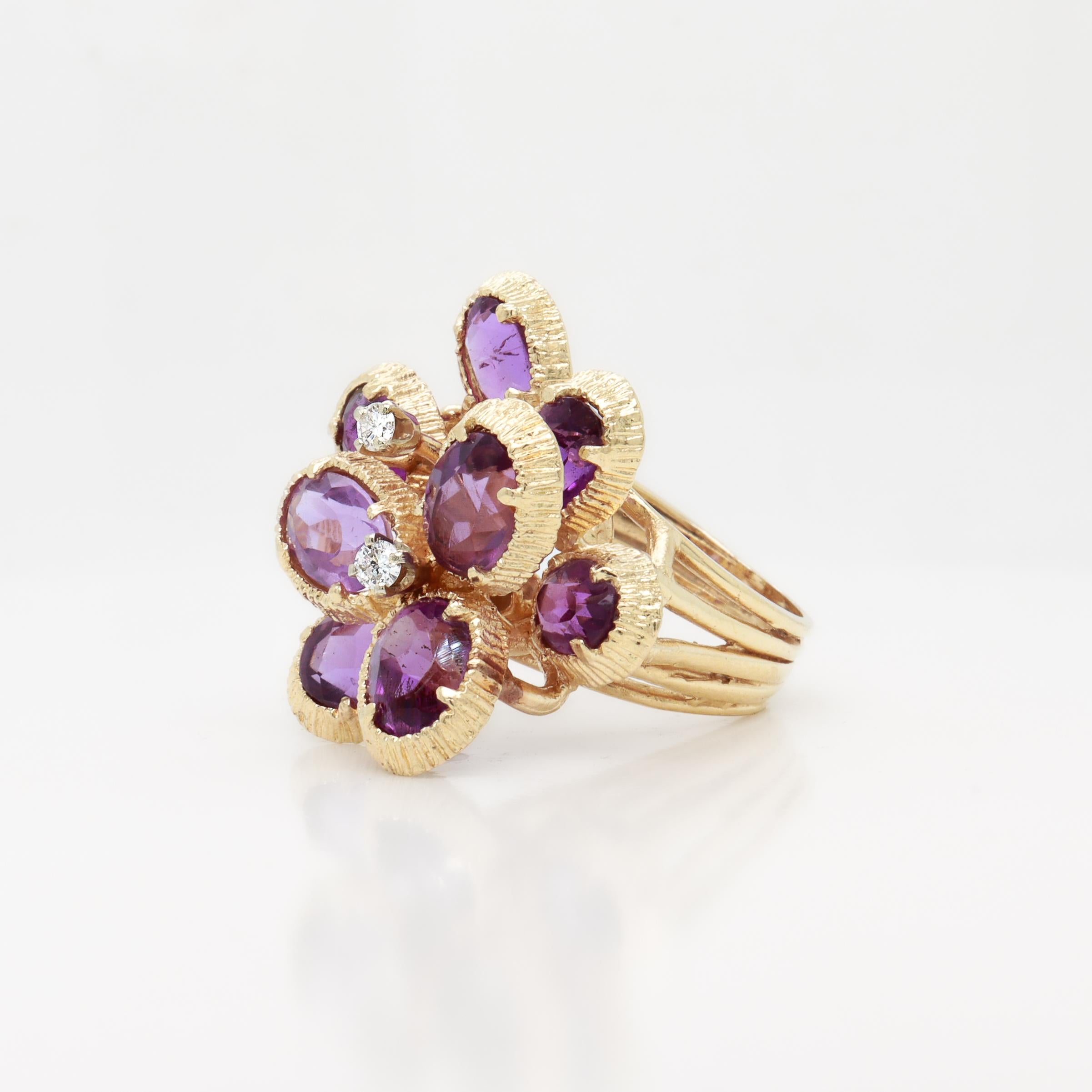 Taille ronde Bague cocktail moderne du milieu du siècle dernier en or 14 carats, améthyste et diamants en vente