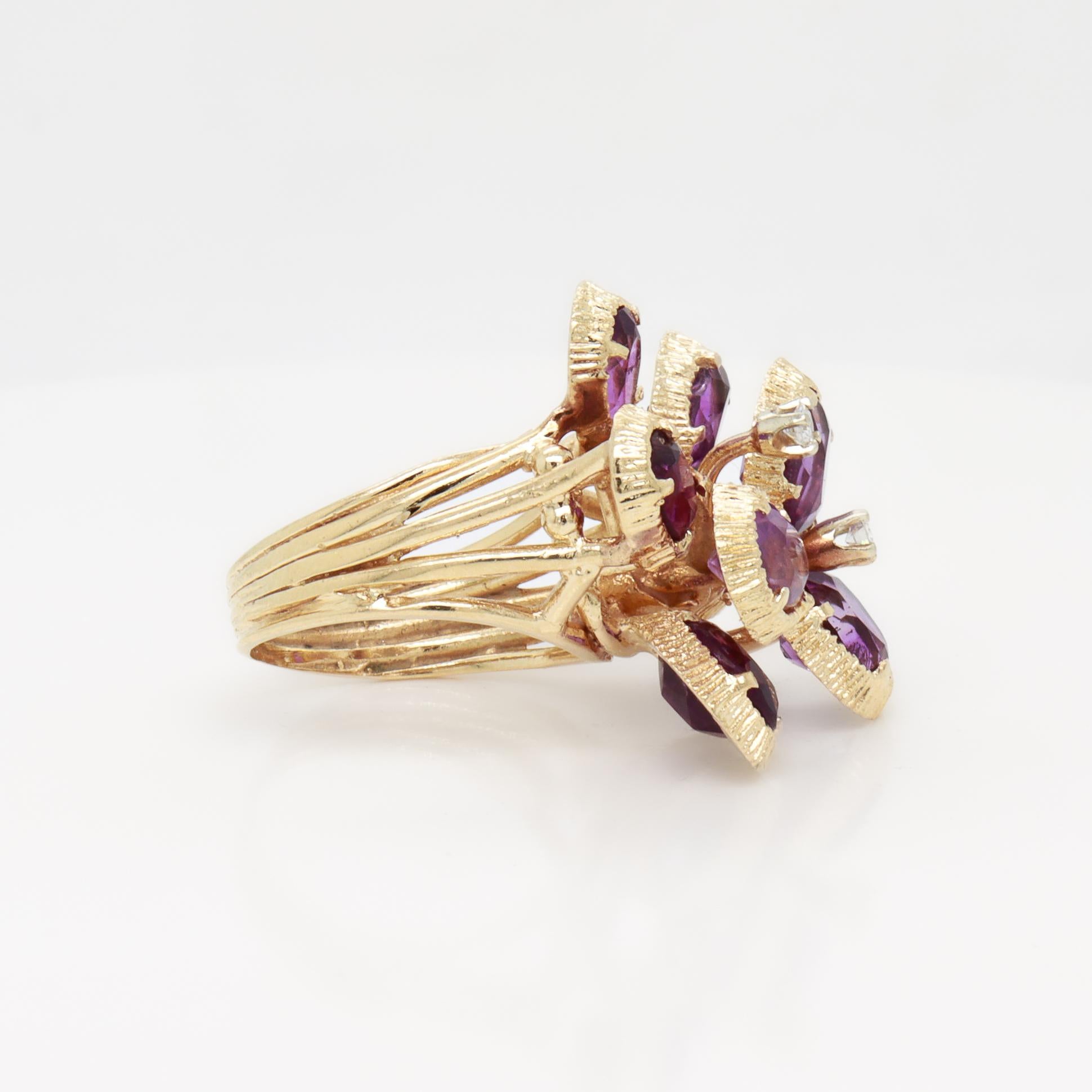 Bague cocktail moderne du milieu du siècle dernier en or 14 carats, améthyste et diamants en vente 3