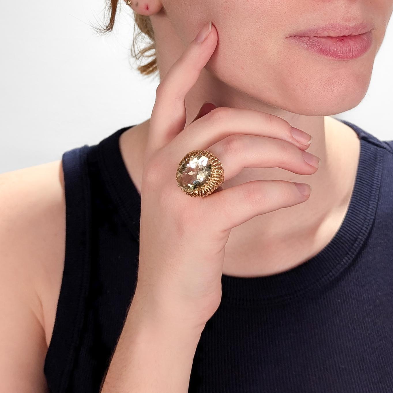 Ein schöner Cocktailring aus der Jahrhundertmitte.

Aus 14 Karat Gelbgold.

Mit einem großen ovalen Citrin im modifizierten Brillantschliff in einer hohen durchbrochenen Fassung.

Markiert auf dem Schaft. 

Einfach ein wundervoller