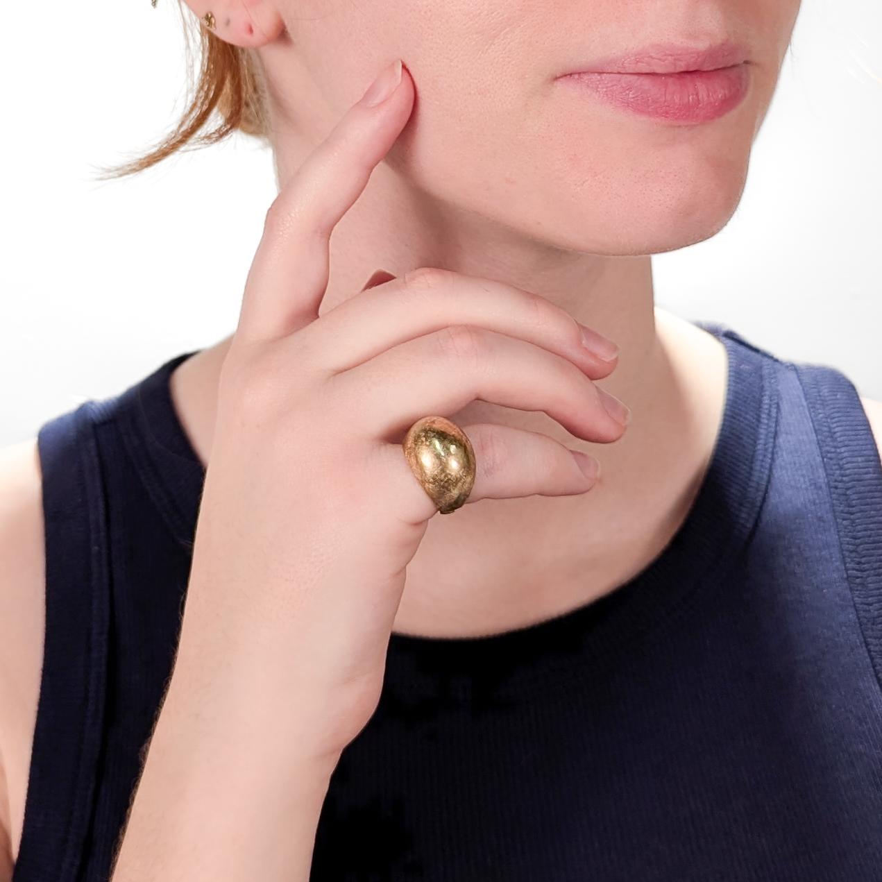 A fine bench-made Mid-Century Modern dome ring.

In 14 karat yellow gold.

The dome shaped head with a florentine or brushed finish.

Simply a wonderful Mid-Century cocktail ring!

Date:
20th Century

Overall Condition:
It is in overall good,