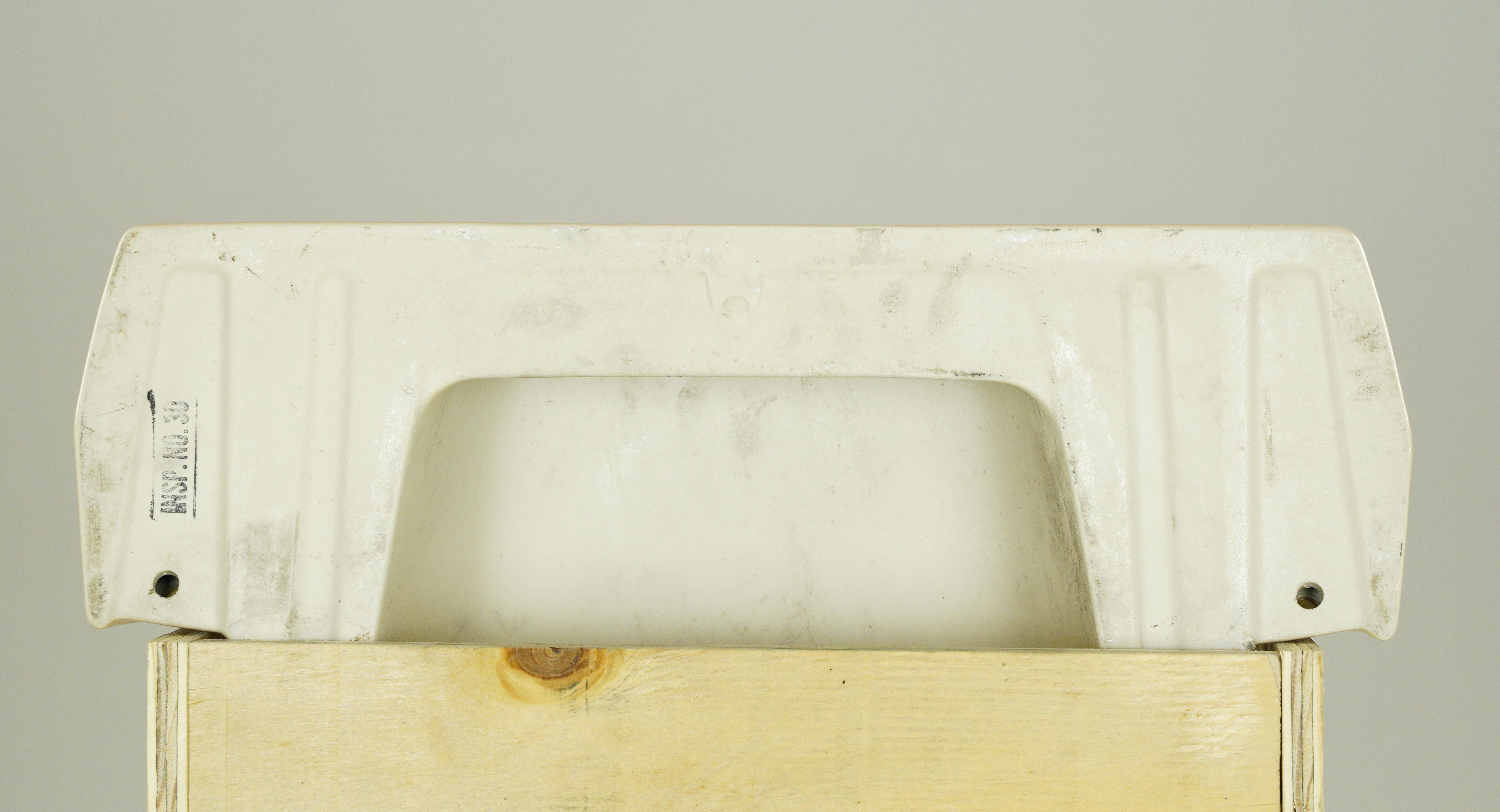 Moderna de mediados de siglo 19,375 pulg. Fregadero Cerámico de Pared Melocotón en venta 1
