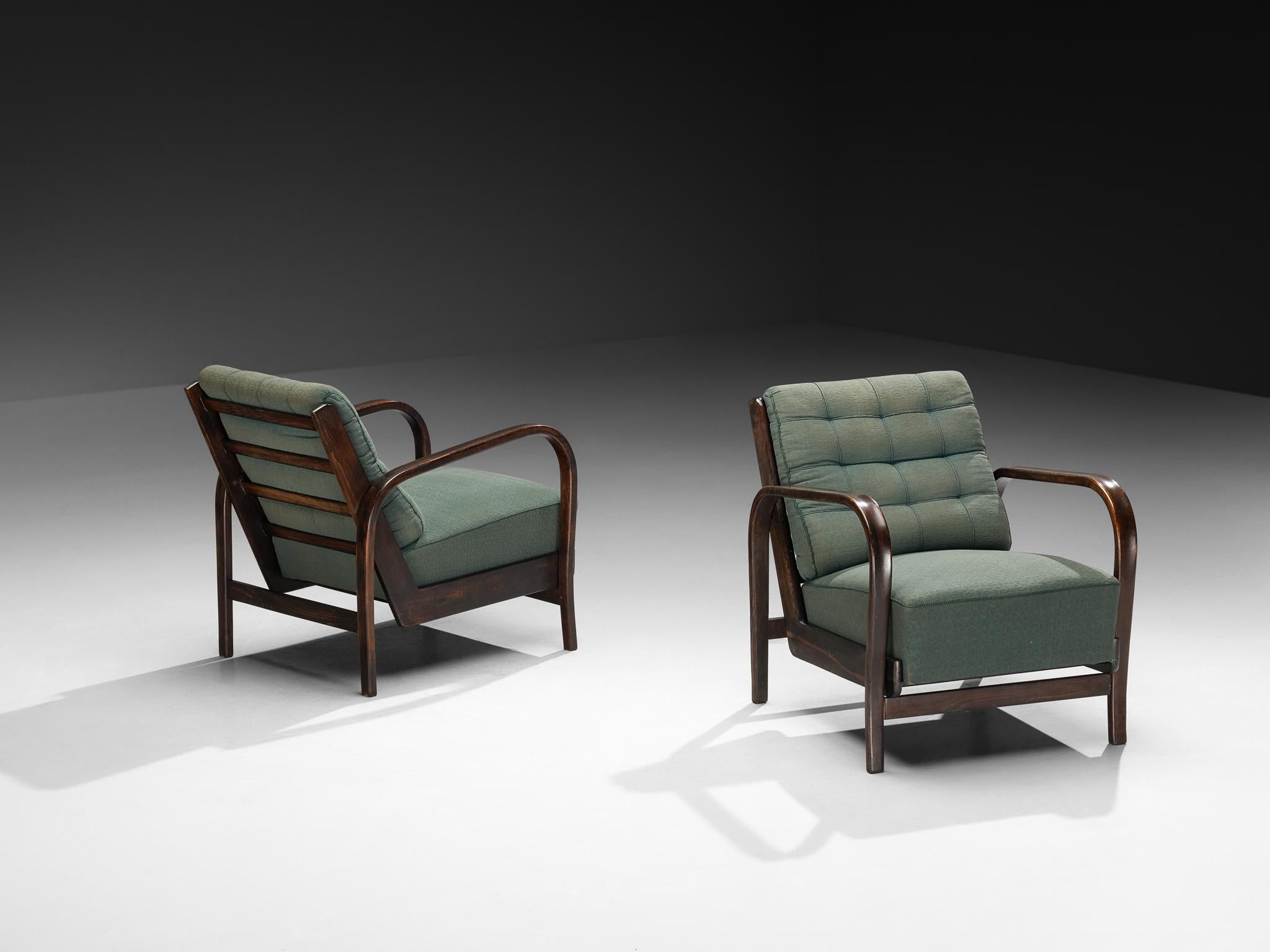 Coppia di sedie da salotto, faggio, tessuto, Europa, anni '50

La forma complessiva di queste sedie è composta da linee pulite e funzionali che comunicano un senso di stabilità e facilità, senza eccessi ornamentali. I telai delle sedie sono