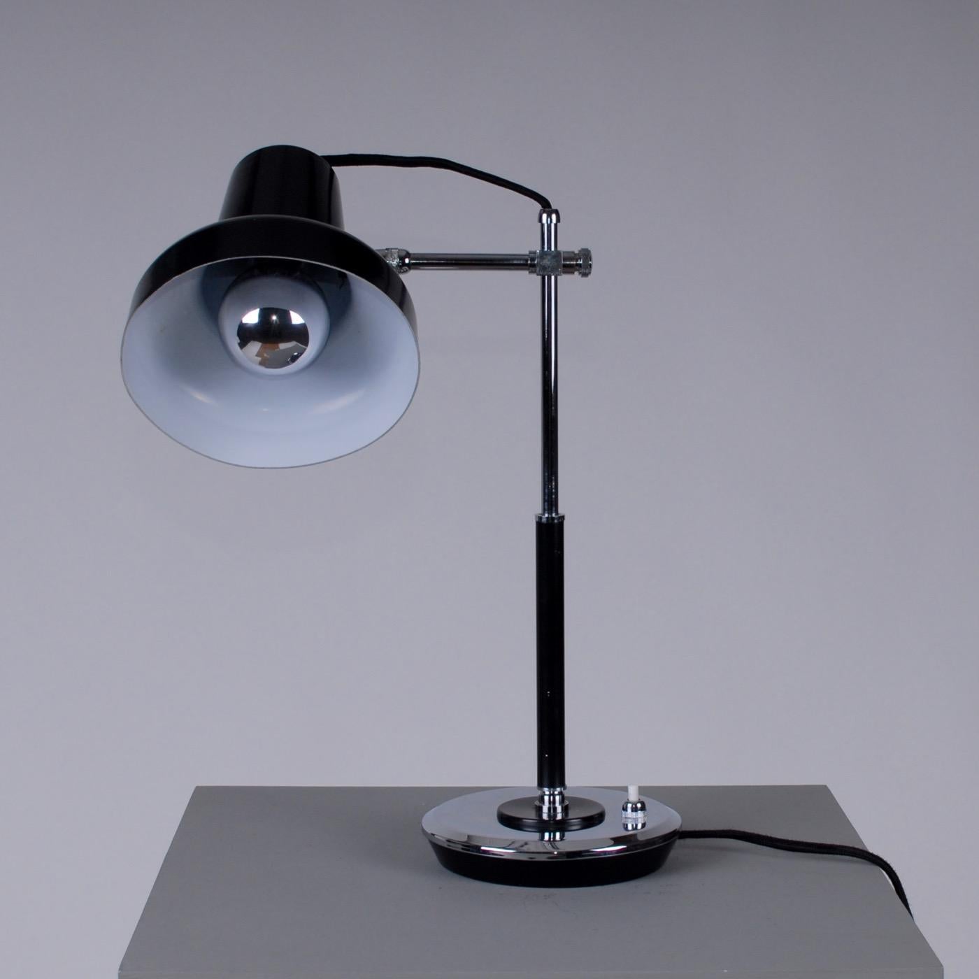 Mid-Century Modern 1950s Black and Chrome Lacquered Italian Desk Lamp For Sale 5