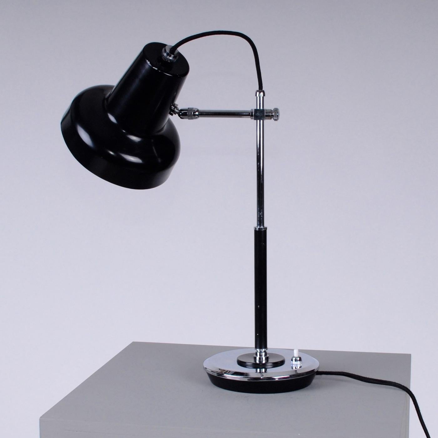 Mid-Century Modern 1950s Black and Chrome Lacquered Italian Desk Lamp For Sale 7