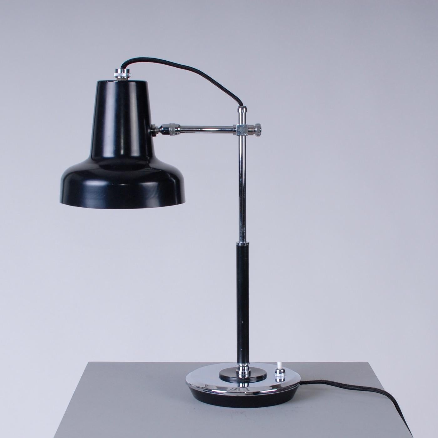 Mid-Century Modern 1950s Black and Chrome Lacquered Italian Desk Lamp In Good Condition For Sale In Oslo, NO