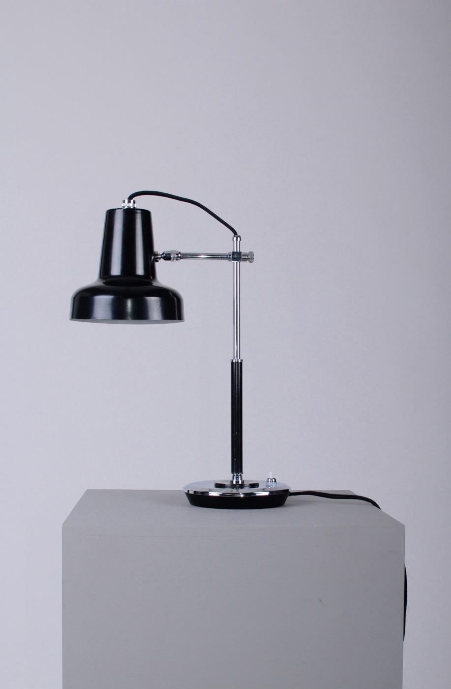 Mid-20th Century Mid-Century Modern 1950s Black and Chrome Lacquered Italian Desk Lamp For Sale