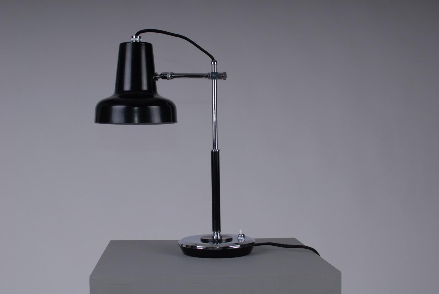 Aluminum Mid-Century Modern 1950s Black and Chrome Lacquered Italian Desk Lamp For Sale