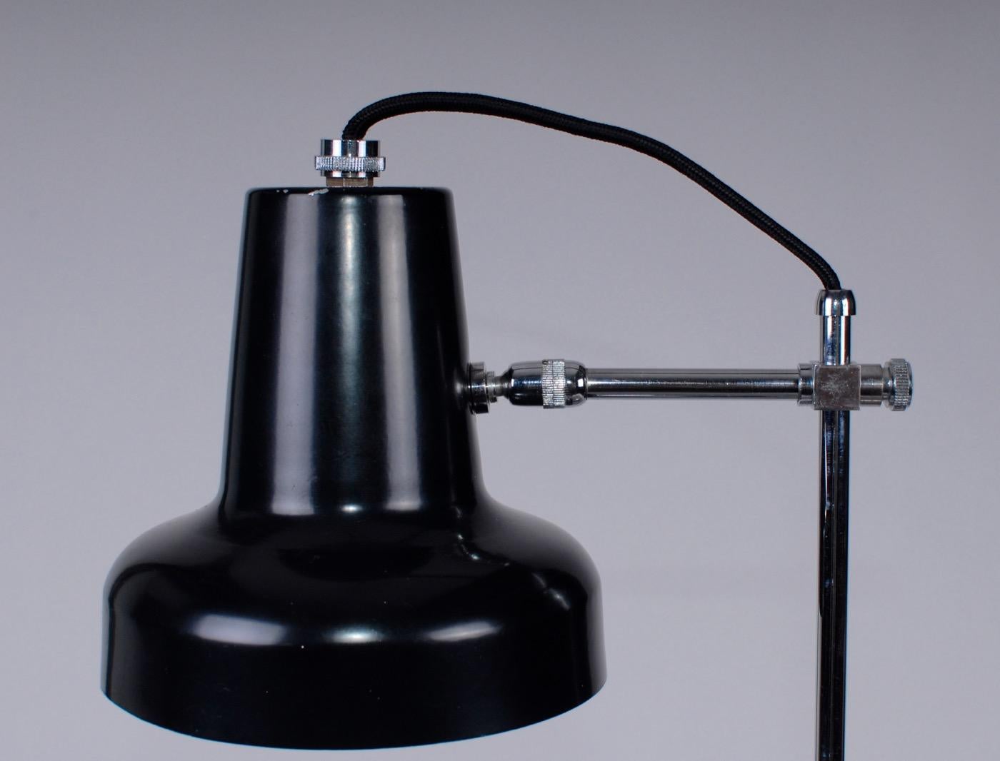 Mid-Century Modern 1950s Black and Chrome Lacquered Italian Desk Lamp For Sale 2