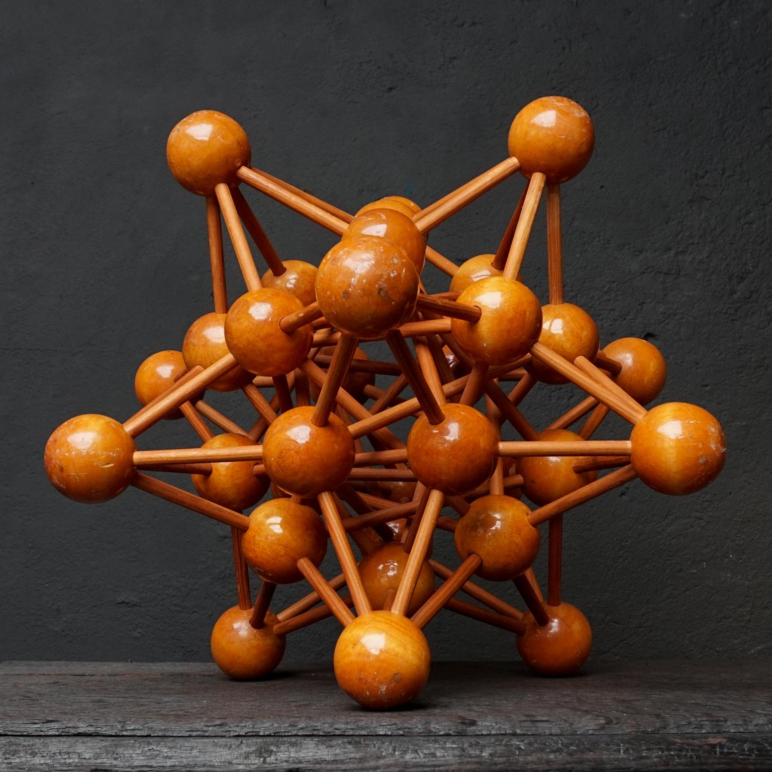Niederländisches wissenschaftliches Molecule Atomic-Skulptur-Modell aus Holz, Mid-Century Modern 1950er Jahre (Moderne der Mitte des Jahrhunderts) im Angebot