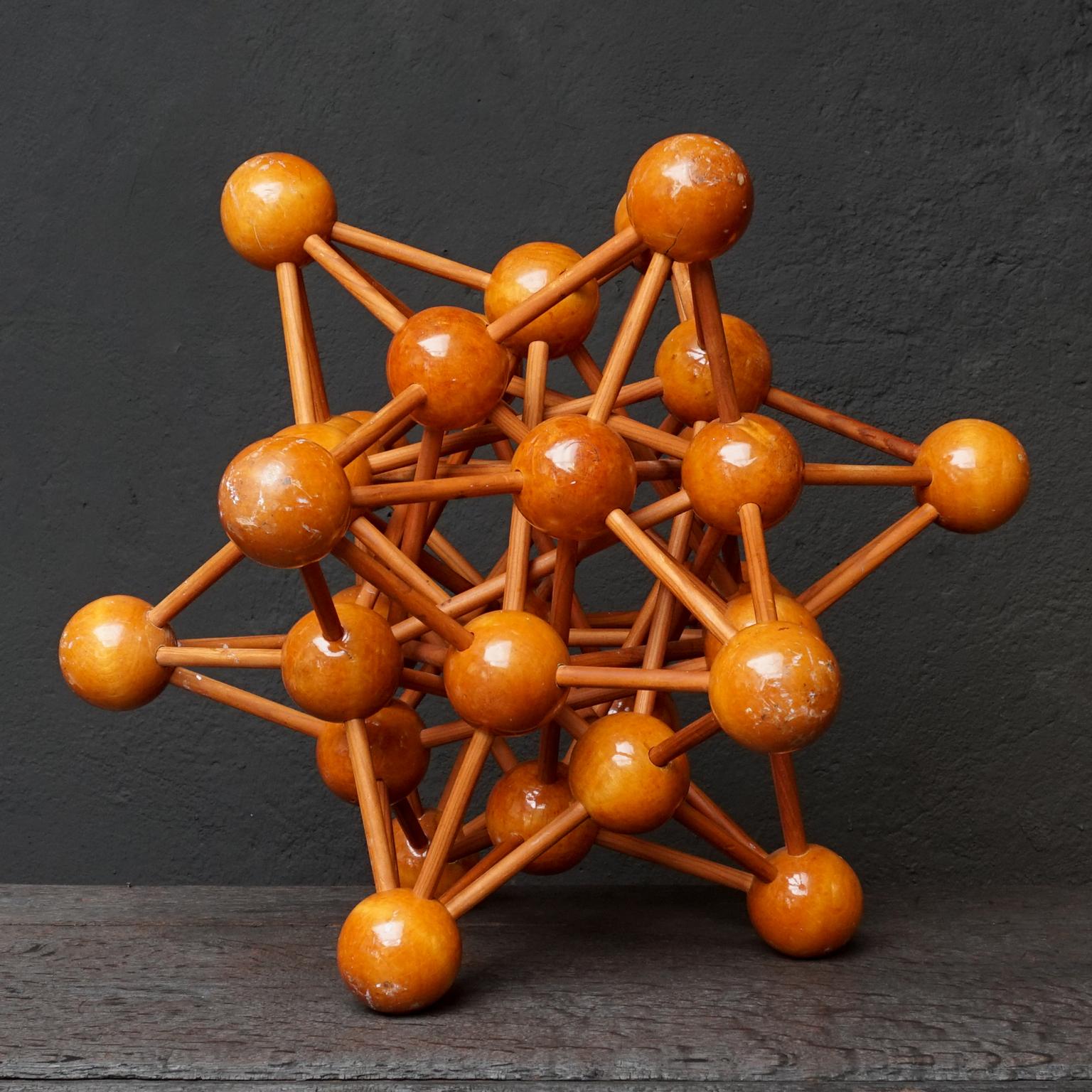 Niederländisches wissenschaftliches Molecule Atomic-Skulptur-Modell aus Holz, Mid-Century Modern 1950er Jahre (Europäisch) im Angebot